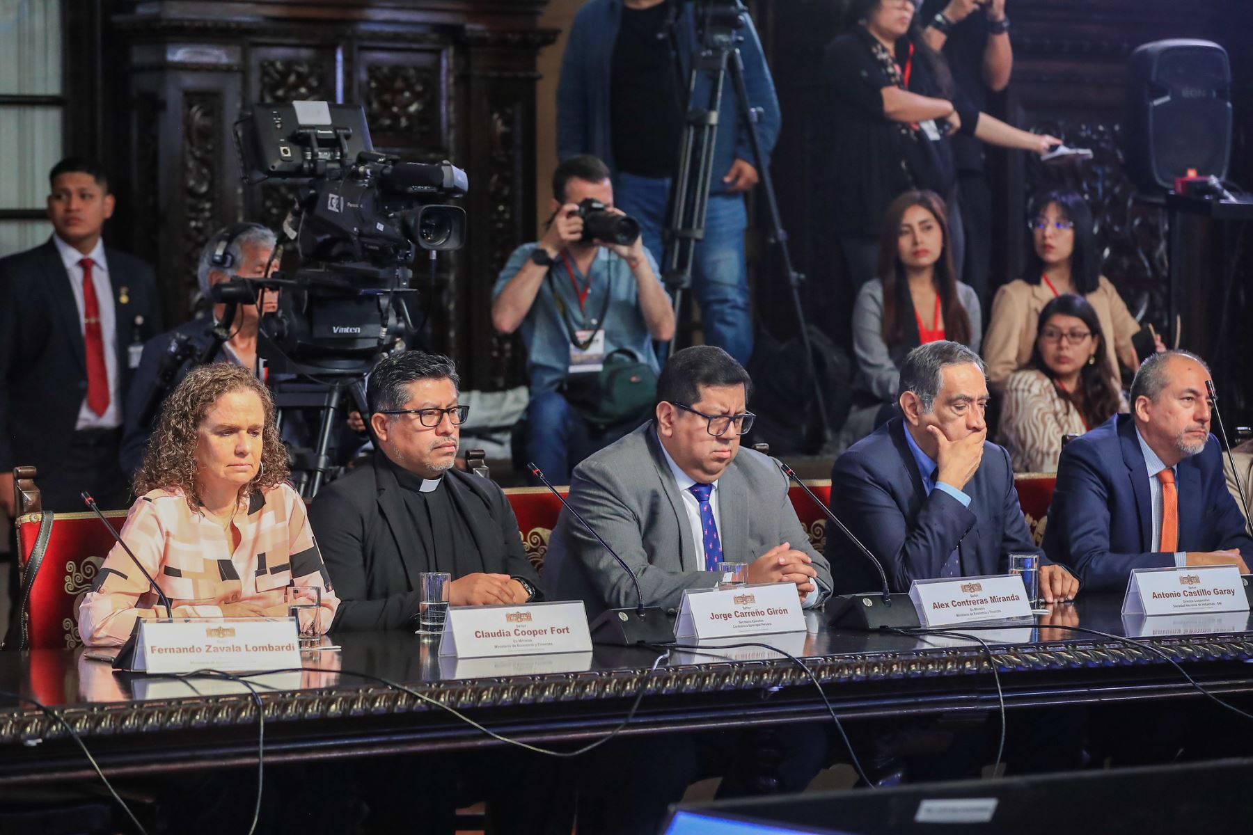 El presidente José Jerí lideró la primera sesión del Acuerdo Fiscal para el Crecimiento Sostenible, un espacio que busca construir una hoja de ruta que permita que el auge económico de nuestro país no sea solo temporal, y que las políticas públicas garanticen una correcta recaudación y el bienestar de nuestro país. Foto: ANDINA/Prensa Presidencia