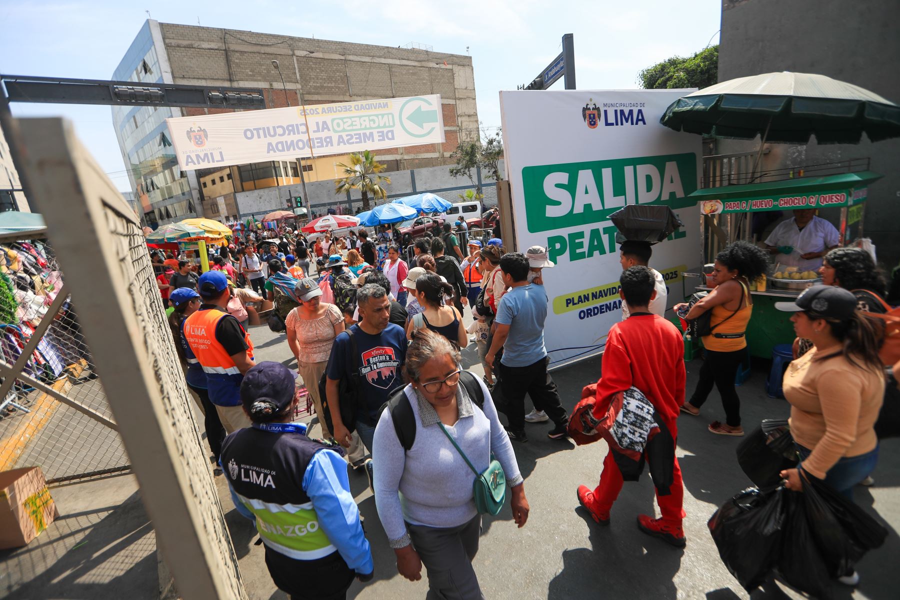 En estos horarios, las puertas de ingreso se congestionan considerablemente, es especial la ubicada en el cruce de la avenida Nicolas de Piérola con jirón Ayacucho, lo que vuelve lento el desplazamieto.  Foto: ANDINA/Ricardo Cuba
