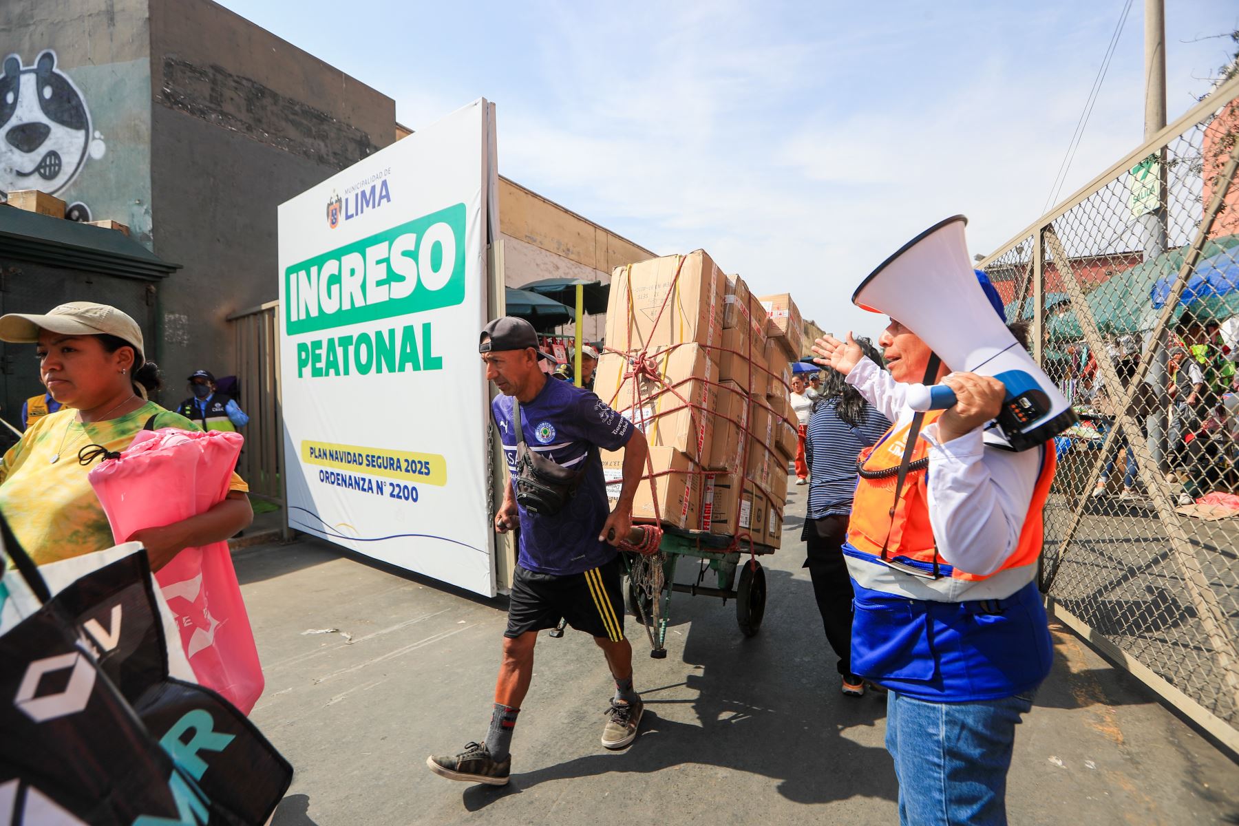 en cada una de las 15 puertas de acceso existen cinco efectivos de distintas áreas ediles: Movilidad Urbana, Servicios a la Ciudad, Gestión de Riesgos, Seguridad Ciudadana y Fiscalización y Desarrollo Económico, quienes buscan manejar el orden en estos puntos.  Foto: ANDINA/Ricardo Cuba