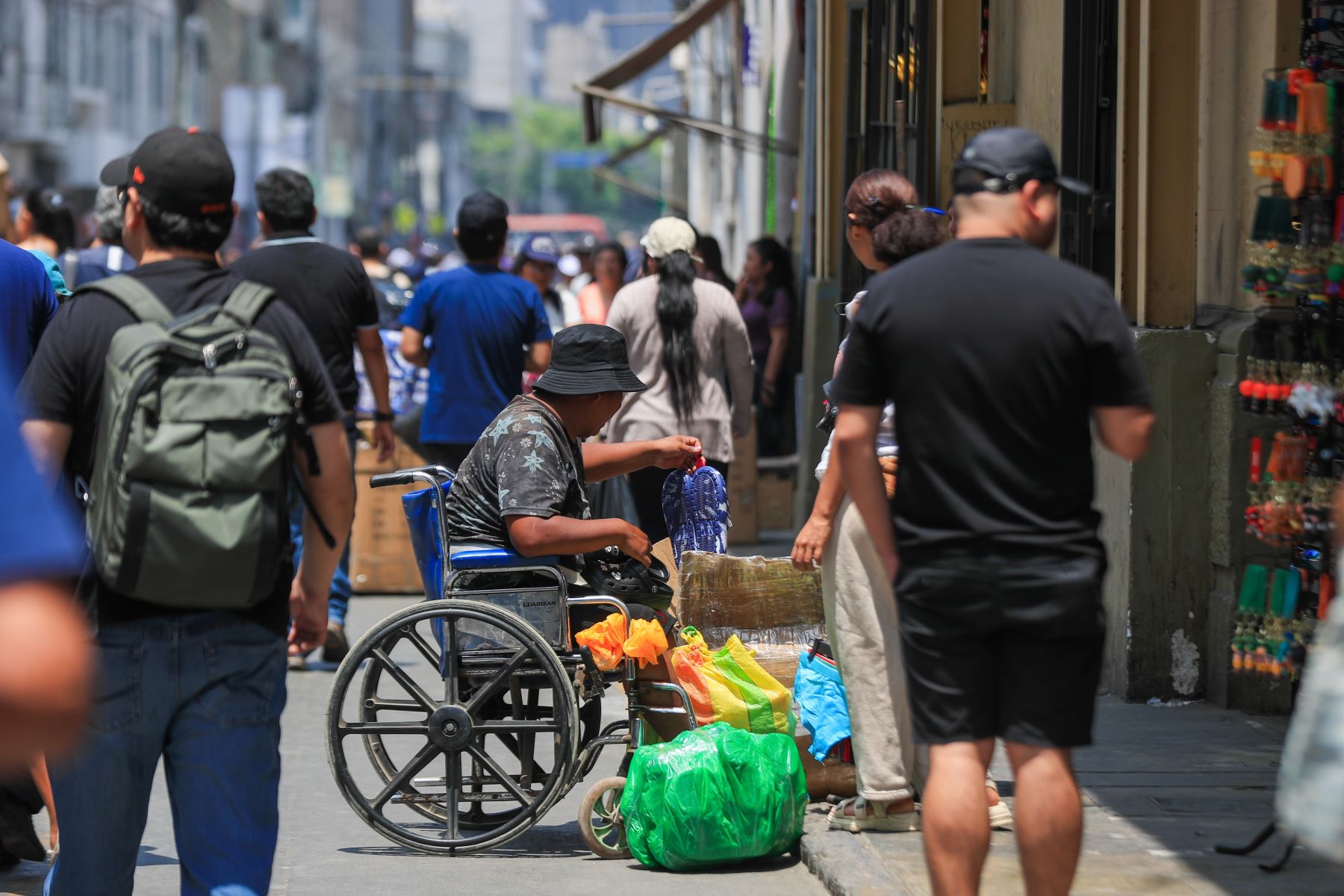 Muchas personas vienen con pequeños, adultos de la tercera edad o persona con discapacidad sólo para que miren lo que van a comprar, pero no toman en cuenta las recomendaciones.  Foto: ANDINA/Ricardo Cuba