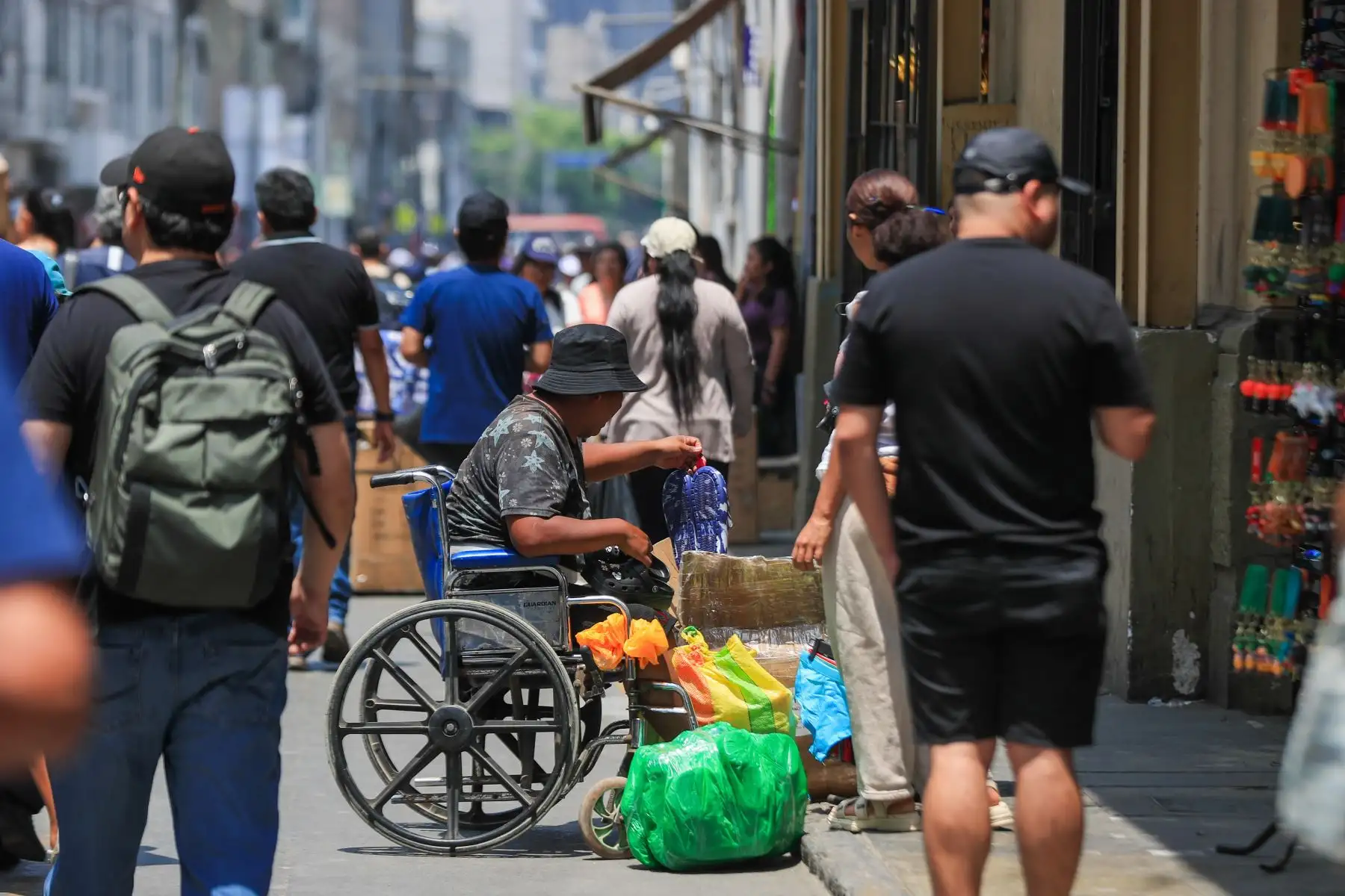 Muchas personas vienen con pequeños, adultos de la tercera edad o persona con discapacidad sólo para que miren lo que van a comprar, pero no toman en cuenta las recomendaciones.  Foto: ANDINA/Ricardo Cuba