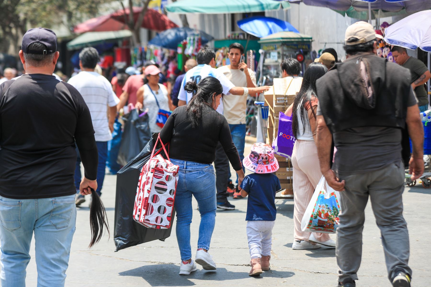 Frente a ese panorama, el gerente de Gestión del Riesgo de Desastres de la Municipalidad Metropolitana de Lima (MML), Mario Casaretto, exhortó a la población a evitar la presencia de personas en situación de vulnerabilidad en áreas de alta concentración, a fin de prevenir tragedias como la ocurrida el 29 de diciembre de 2001. Foto: ANDINA/Ricardo Cuba