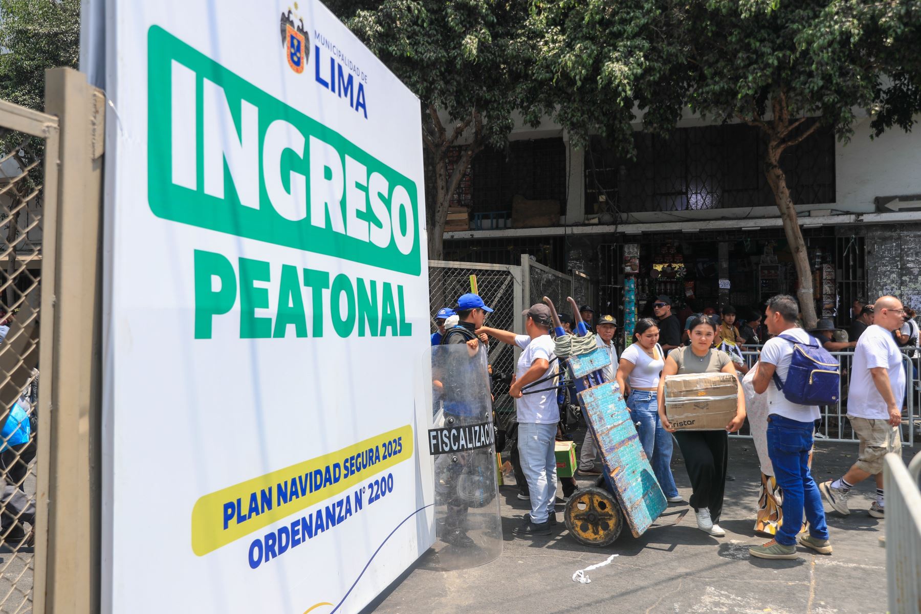 Ante un sismo o un incendio, este emporio comercial -saturado y de accesos limitados- podría convertirse en una trampa mortal con los más vulnerables.  Foto: ANDINA/Ricardo Cuba