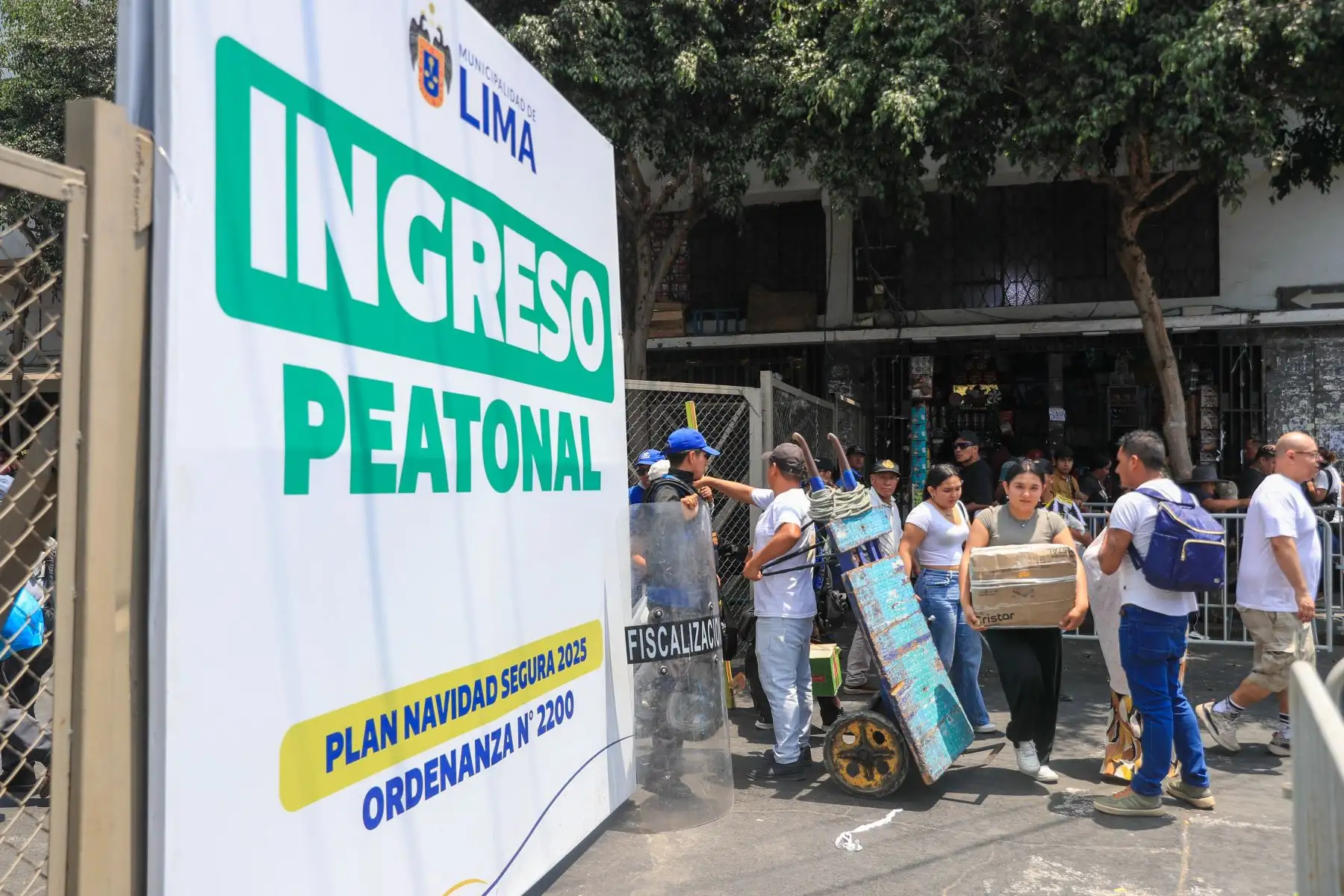 Ante un sismo o un incendio, este emporio comercial -saturado y de accesos limitados- podría convertirse en una trampa mortal con los más vulnerables.  Foto: ANDINA/Ricardo Cuba