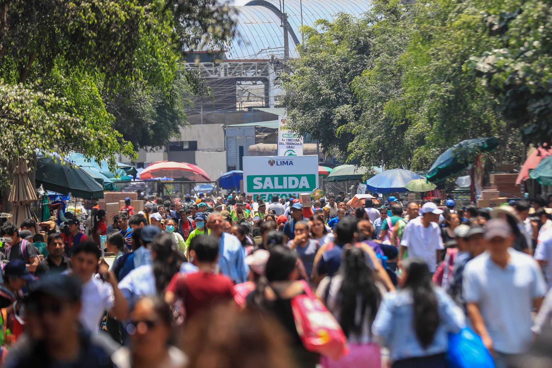Mesa Redonda se ve  aglomerada de gente en vísperas a las fiestas de fin de año.  Foto: ANDINA/Ricardo Cuba