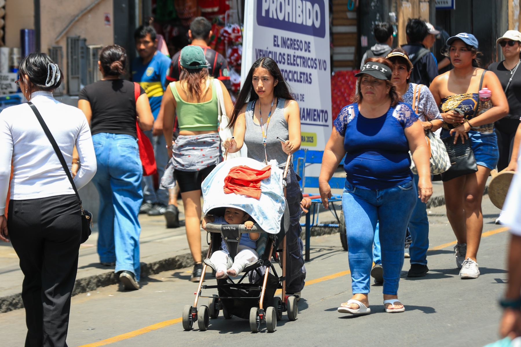 De ocurrir una evacuación por un terremoto o incendio, las criaturas en coche, en brazos, o adultos mayores serían las primeras víctimas.   Foto: ANDINA/Ricardo Cuba