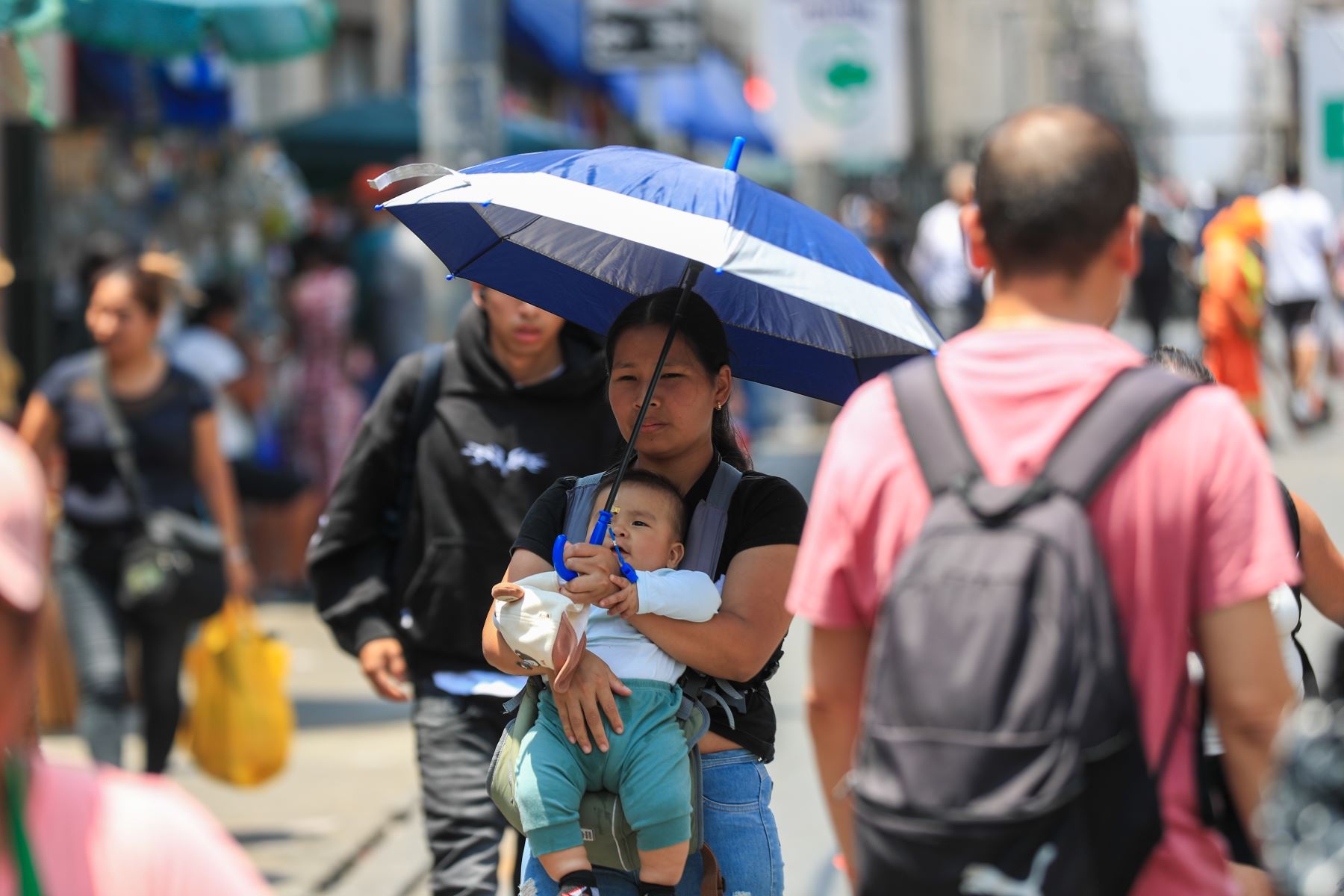 Visitar Mesa Redonda en los días previos a la Navidad, especialmente en compañía de niños pequeños o adultos mayores, implica asumir riesgos que suelen pasar desapercibidos entre la multitud. Foto: ANDINA/Ricardo Cuba