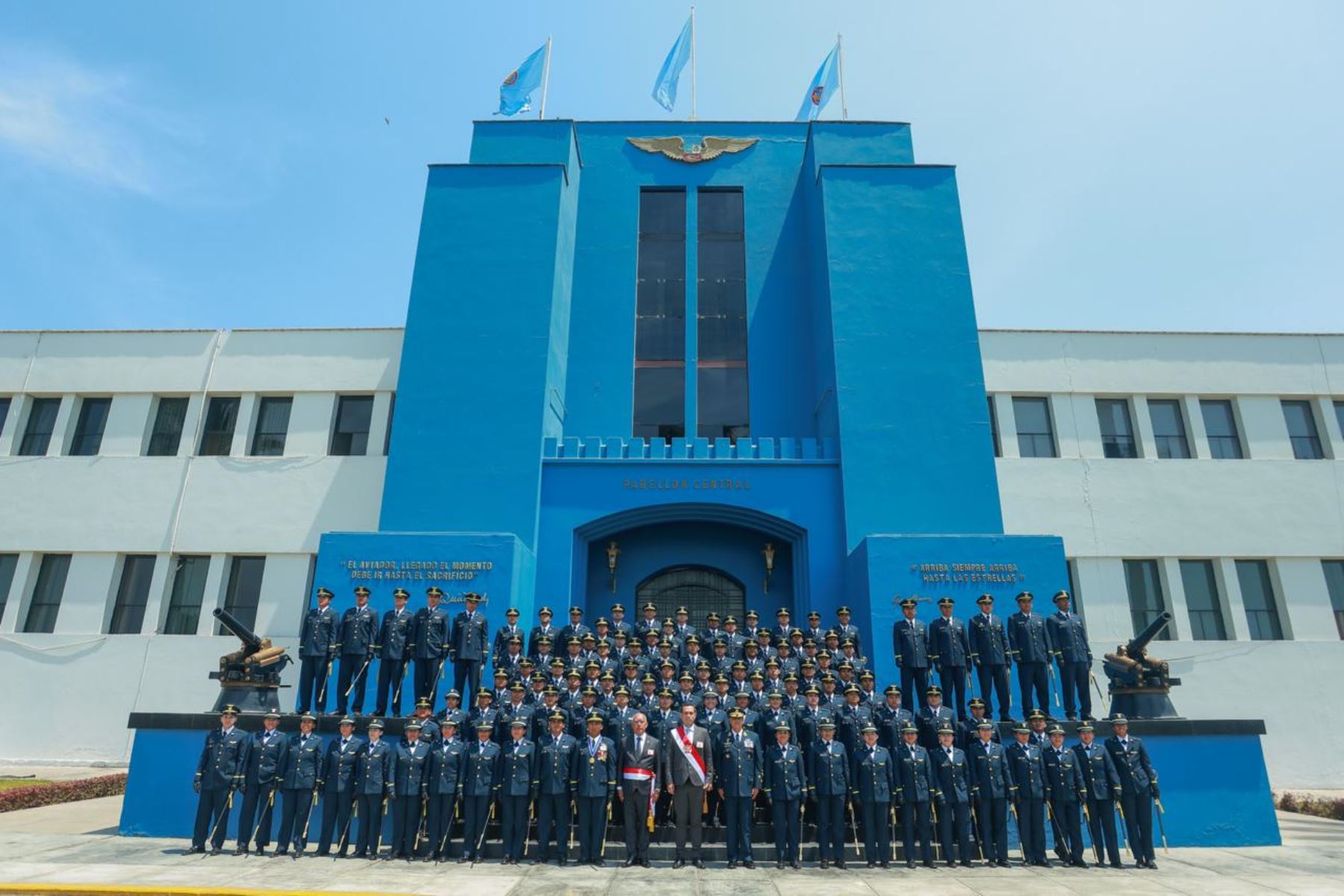 El presidente José Jerí participó en la ceremonia de graduación del Año Académico 2025 de la Escuela de Oficiales de la Fuerza Aérea del Perú, promoción “Capitán FAP Luis Salinas Rondón”, destacando la formación y el liderazgo de los nuevos alféreces FAP, así como su compromiso con la soberanía del espacio aéreo y el servicio al país. Foto: ANDINA/Prensa Presidencia