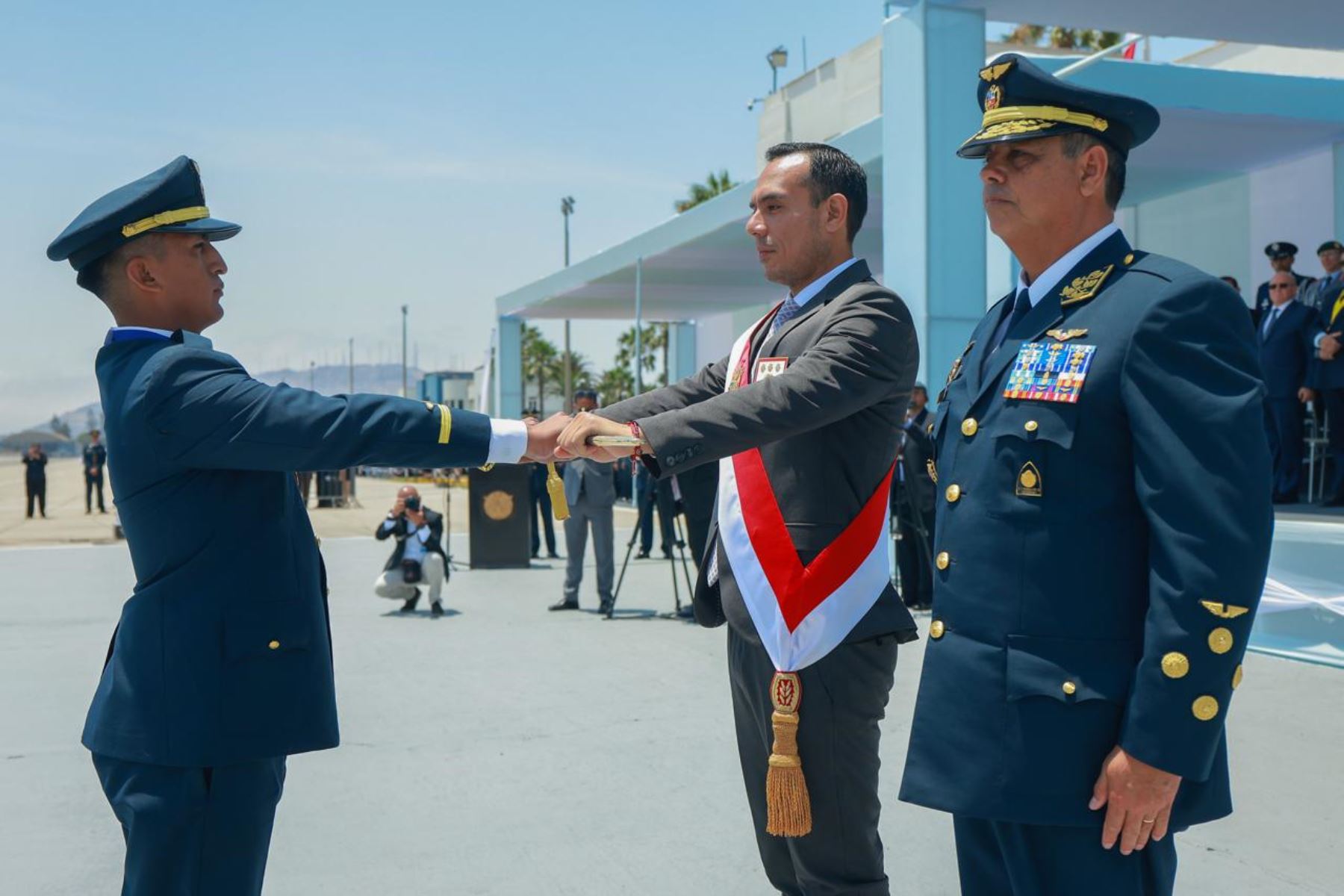 El presidente José Jerí participó en la ceremonia de graduación del Año Académico 2025 de la Escuela de Oficiales de la Fuerza Aérea del Perú, promoción “Capitán FAP Luis Salinas Rondón”, destacando la formación y el liderazgo de los nuevos alféreces FAP, así como su compromiso con la soberanía del espacio aéreo y el servicio al país. Foto: ANDINA/Prensa Presidencia