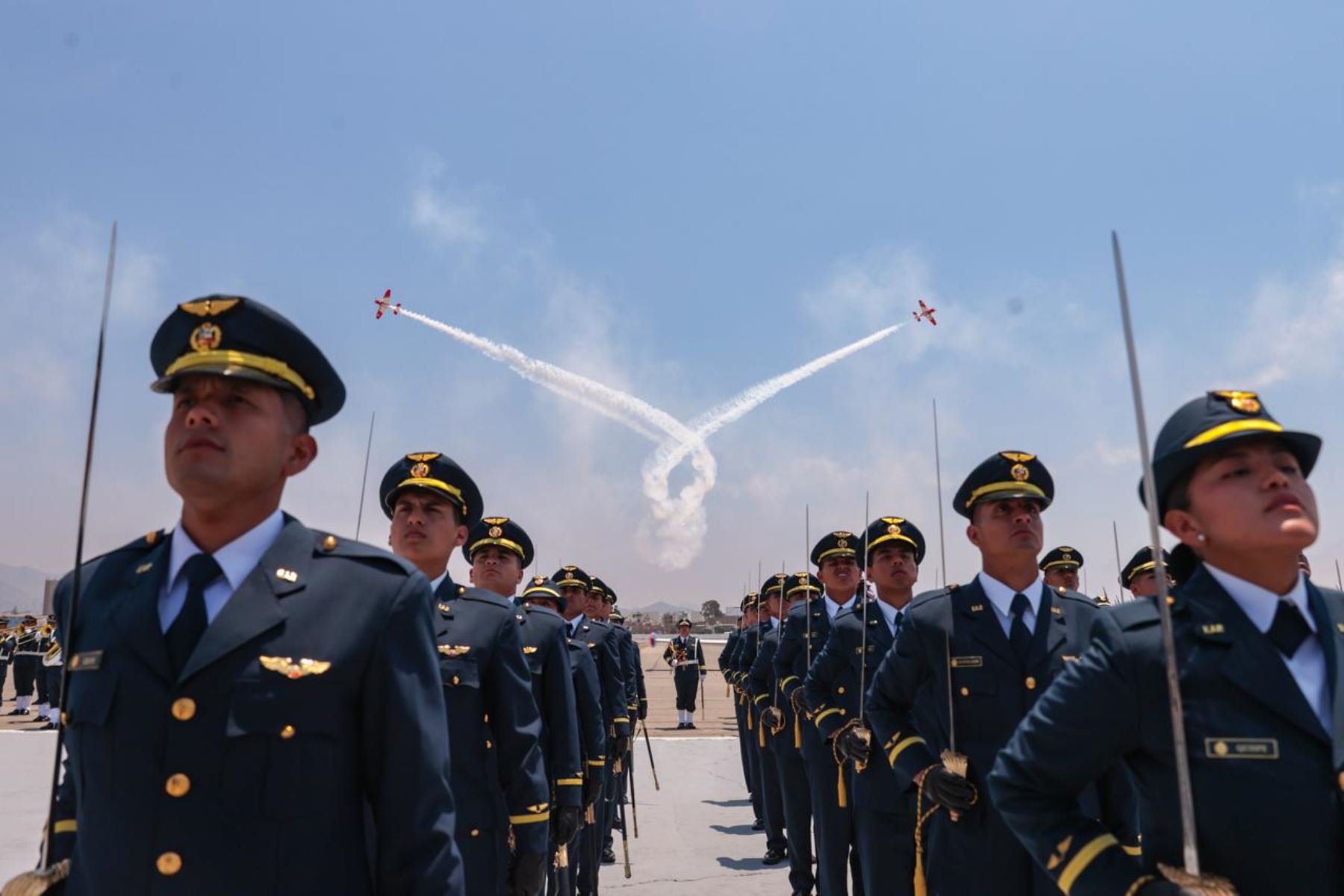El presidente José Jerí participó en la ceremonia de graduación del Año Académico 2025 de la Escuela de Oficiales de la Fuerza Aérea del Perú, promoción “Capitán FAP Luis Salinas Rondón”, destacando la formación y el liderazgo de los nuevos alféreces FAP, así como su compromiso con la soberanía del espacio aéreo y el servicio al país. Foto: ANDINA/Prensa Presidencia