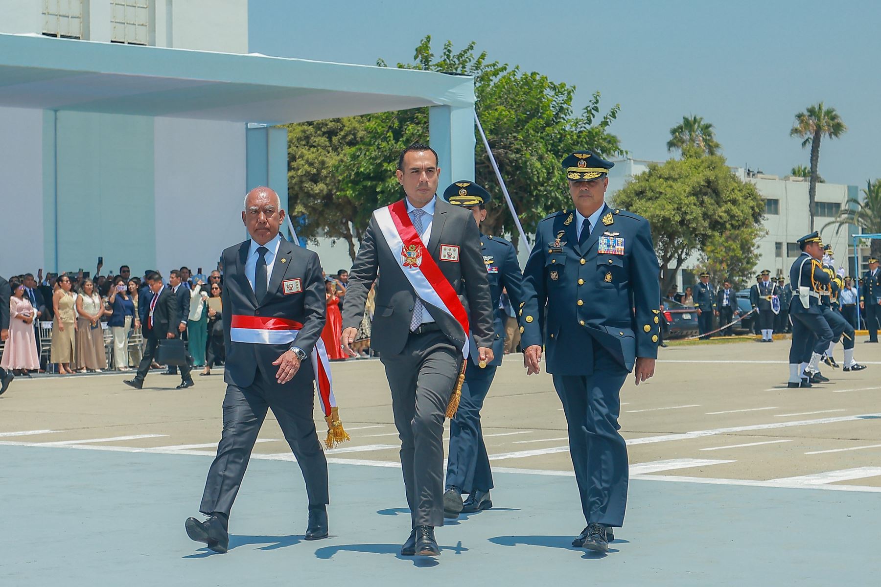 El presidente José Jerí participó en la ceremonia de graduación del Año Académico 2025 de la Escuela de Oficiales de la Fuerza Aérea del Perú, promoción “Capitán FAP Luis Salinas Rondón”, destacando la formación y el liderazgo de los nuevos alféreces FAP, así como su compromiso con la soberanía del espacio aéreo y el servicio al país. Foto: ANDINA/Prensa Presidencia