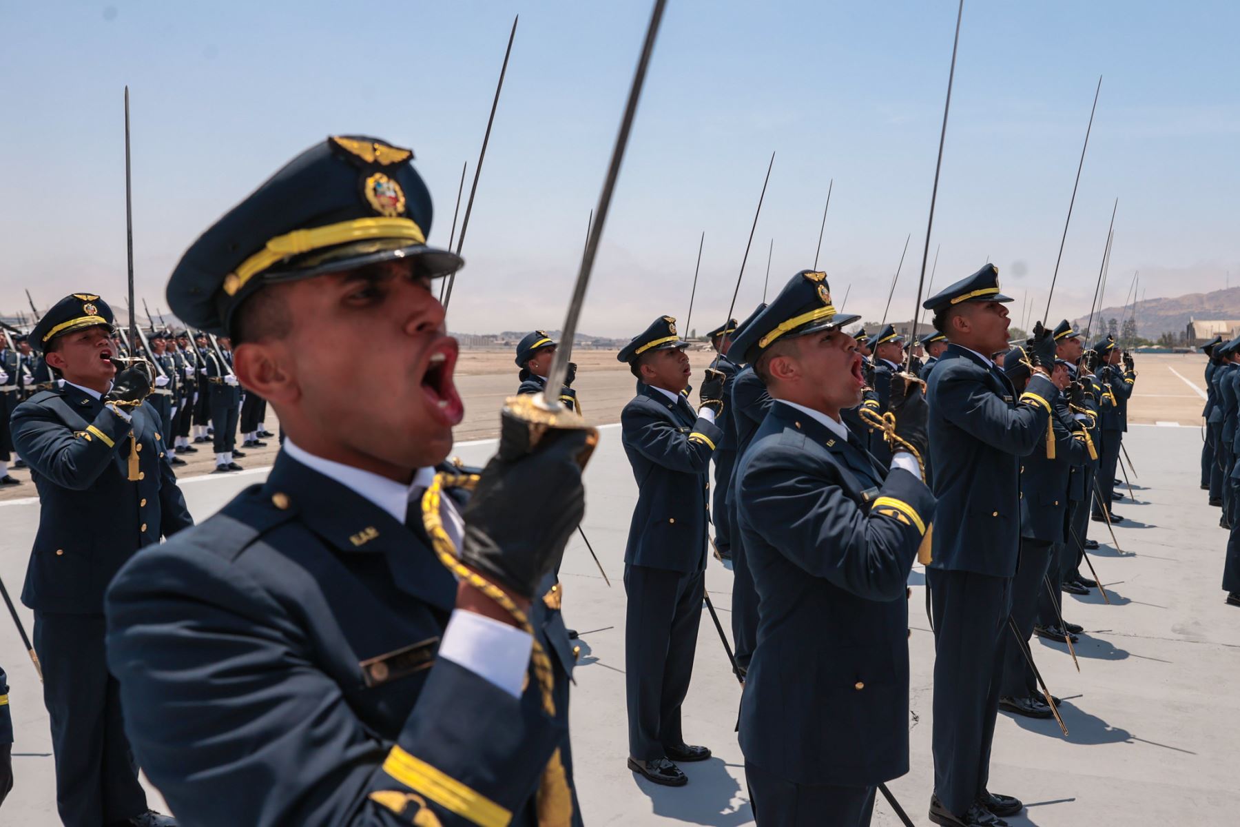 El presidente José Jerí participó en la ceremonia de graduación del Año Académico 2025 de la Escuela de Oficiales de la Fuerza Aérea del Perú, promoción “Capitán FAP Luis Salinas Rondón”, destacando la formación y el liderazgo de los nuevos alféreces FAP, así como su compromiso con la soberanía del espacio aéreo y el servicio al país. Foto: ANDINA/Prensa Presidencia