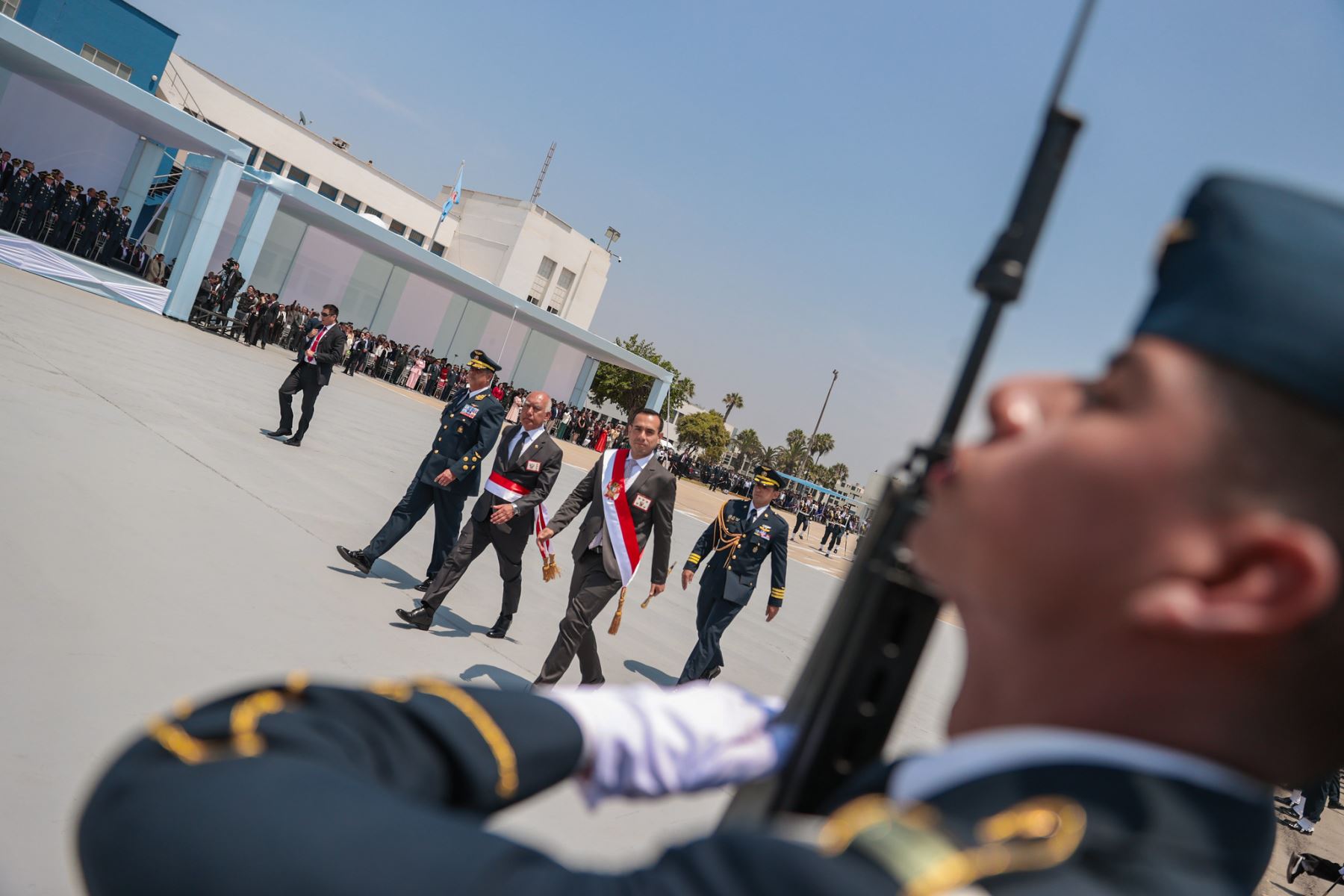 El presidente José Jerí participó en la ceremonia de graduación del Año Académico 2025 de la Escuela de Oficiales de la Fuerza Aérea del Perú, promoción “Capitán FAP Luis Salinas Rondón”, destacando la formación y el liderazgo de los nuevos alféreces FAP, así como su compromiso con la soberanía del espacio aéreo y el servicio al país. Foto: ANDINA/Prensa Presidencia