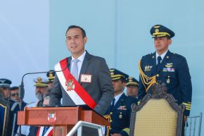 El presidente José Jerí participó en la ceremonia de graduación del Año Académico 2025 de la Escuela de Oficiales de la Fuerza Aérea del Perú, promoción “Capitán FAP Luis Salinas Rondón”, destacando la formación y el liderazgo de los nuevos alféreces FAP, así como su compromiso con la soberanía del espacio aéreo y el servicio al país. Foto: ANDINA/Prensa Presidencia
