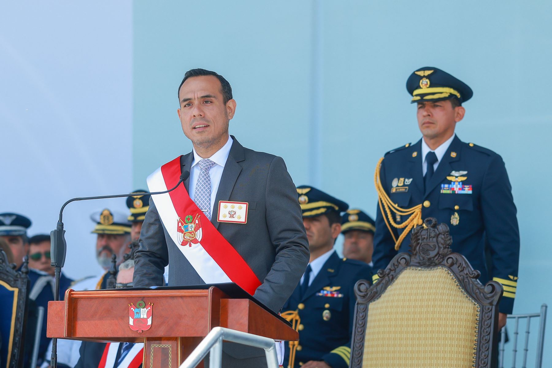 El presidente José Jerí participó en la ceremonia de graduación del Año Académico 2025 de la Escuela de Oficiales de la Fuerza Aérea del Perú, promoción “Capitán FAP Luis Salinas Rondón”, destacando la formación y el liderazgo de los nuevos alféreces FAP, así como su compromiso con la soberanía del espacio aéreo y el servicio al país. Foto: ANDINA/Prensa Presidencia