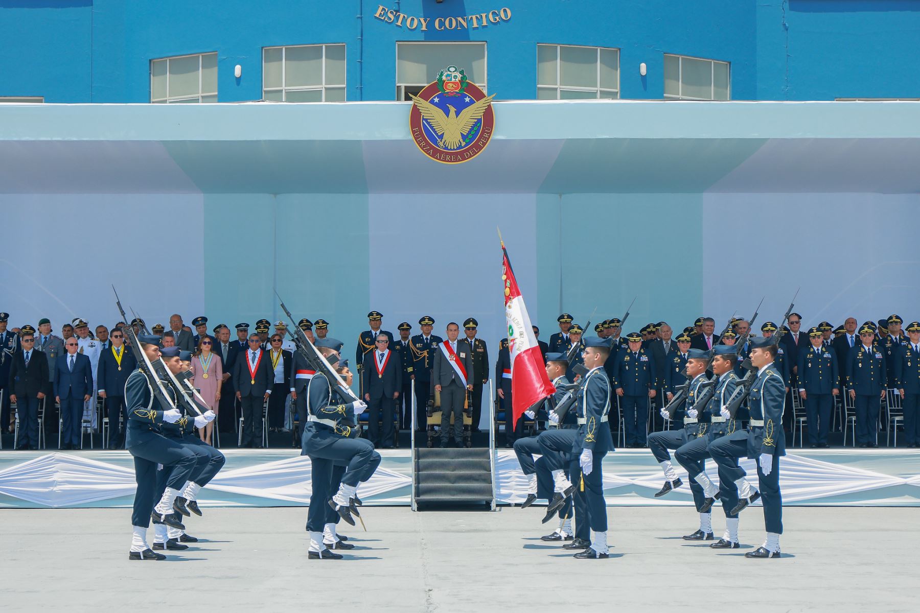 El presidente José Jerí participó en la ceremonia de graduación del Año Académico 2025 de la Escuela de Oficiales de la Fuerza Aérea del Perú, promoción “Capitán FAP Luis Salinas Rondón”, destacando la formación y el liderazgo de los nuevos alféreces FAP, así como su compromiso con la soberanía del espacio aéreo y el servicio al país. Foto: ANDINA/Prensa Presidencia