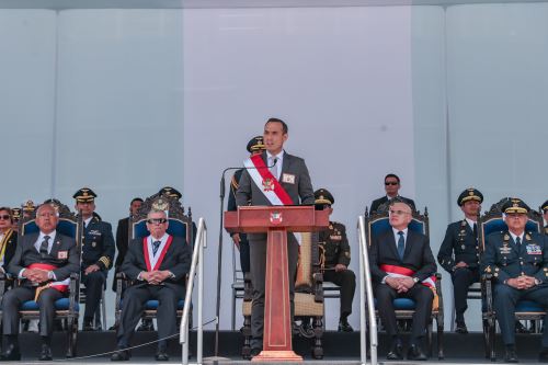 El presidente José Jerí participó en la ceremonia de graduación del Año Académico 2025 de la Escuela de Oficiales de la Fuerza Aérea del Perú, promoción “Capitán FAP Luis Salinas Rondón”, destacando la formación y el liderazgo de los nuevos alféreces FAP, así como su compromiso con la soberanía del espacio aéreo y el servicio al país. Foto: ANDINA/Prensa Presidencia