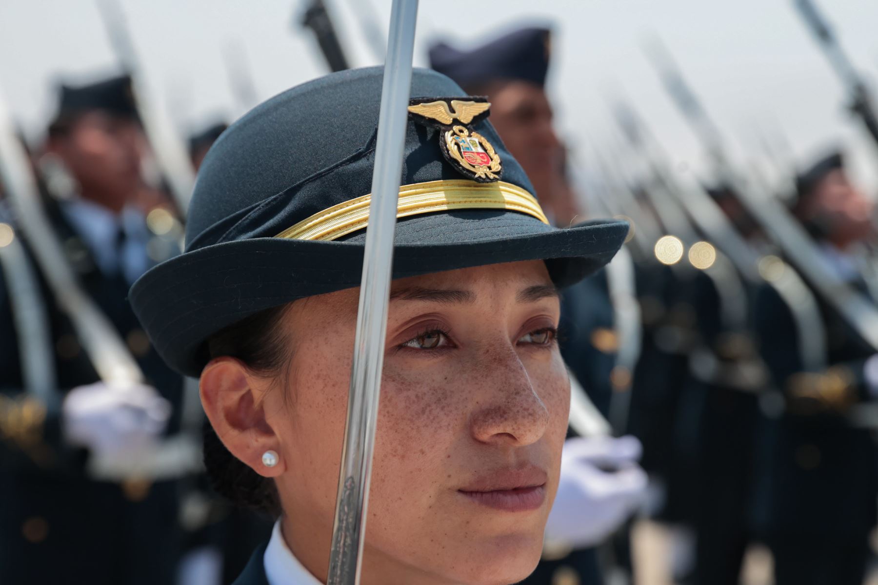 El presidente José Jerí participó en la ceremonia de graduación del Año Académico 2025 de la Escuela de Oficiales de la Fuerza Aérea del Perú, promoción “Capitán FAP Luis Salinas Rondón”, destacando la formación y el liderazgo de los nuevos alféreces FAP, así como su compromiso con la soberanía del espacio aéreo y el servicio al país. Foto: ANDINA/Prensa Presidencia