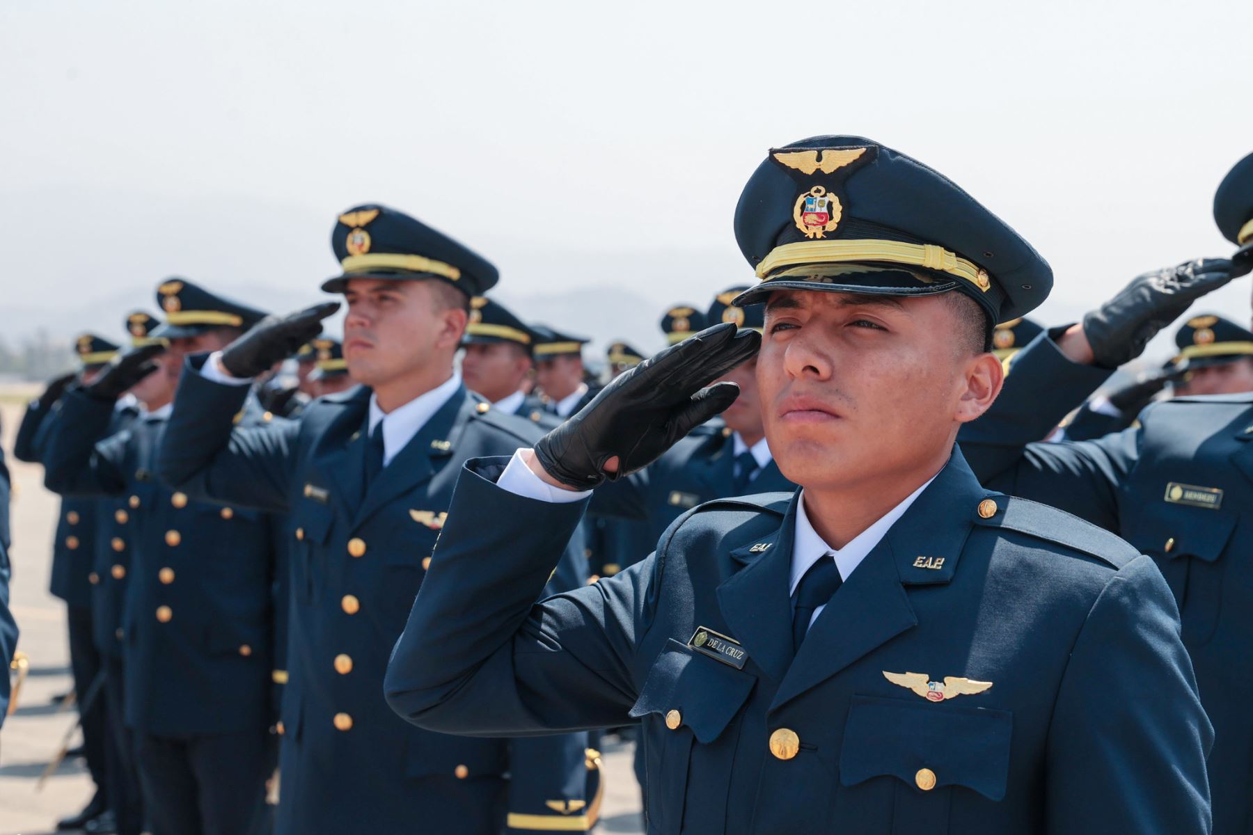 El presidente José Jerí participó en la ceremonia de graduación del Año Académico 2025 de la Escuela de Oficiales de la Fuerza Aérea del Perú, promoción “Capitán FAP Luis Salinas Rondón”, destacando la formación y el liderazgo de los nuevos alféreces FAP, así como su compromiso con la soberanía del espacio aéreo y el servicio al país. Foto: ANDINA/Prensa Presidencia