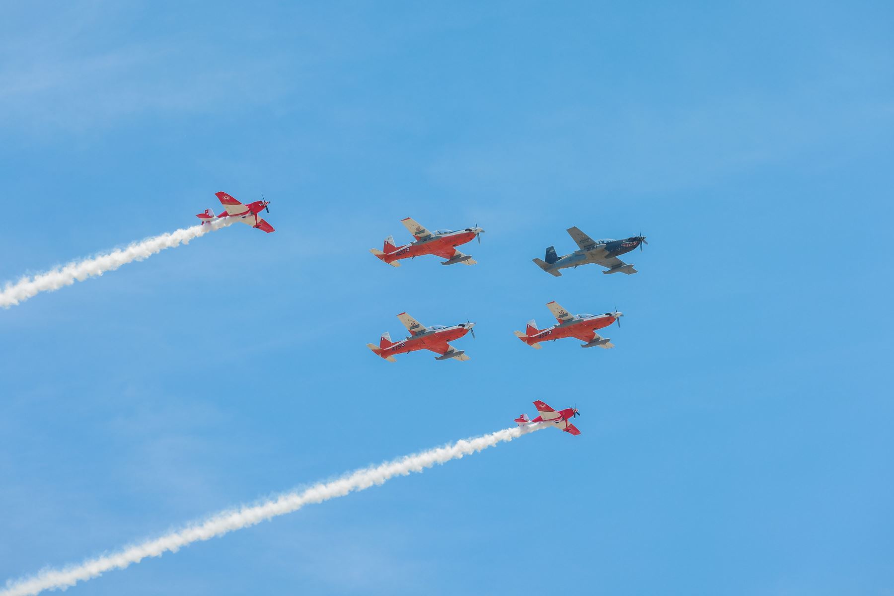 El presidente José Jerí participó en la ceremonia de graduación del Año Académico 2025 de la Escuela de Oficiales de la Fuerza Aérea del Perú, promoción “Capitán FAP Luis Salinas Rondón”, destacando la formación y el liderazgo de los nuevos alféreces FAP, así como su compromiso con la soberanía del espacio aéreo y el servicio al país. Foto: ANDINA/Prensa Presidencia