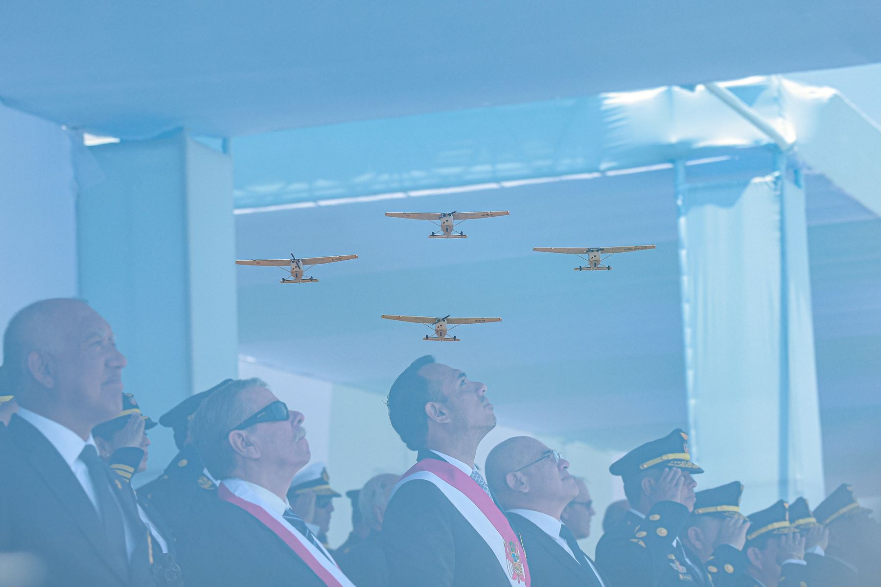 El presidente José Jerí participó en la ceremonia de graduación del Año Académico 2025 de la Escuela de Oficiales de la Fuerza Aérea del Perú, promoción “Capitán FAP Luis Salinas Rondón”, destacando la formación y el liderazgo de los nuevos alféreces FAP, así como su compromiso con la soberanía del espacio aéreo y el servicio al país. Foto: ANDINA/Prensa Presidencia