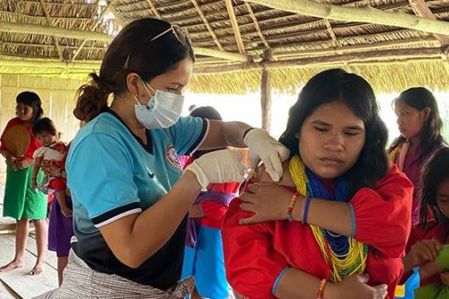 Brigadistas de respuesta rápida de la Gerencia Regional de Salud Loreto y del Minsa se movilizaron a la cuenca del río Chambira para atender a la población afectada por la tos ferina. Foto: ANDINA/Archivo