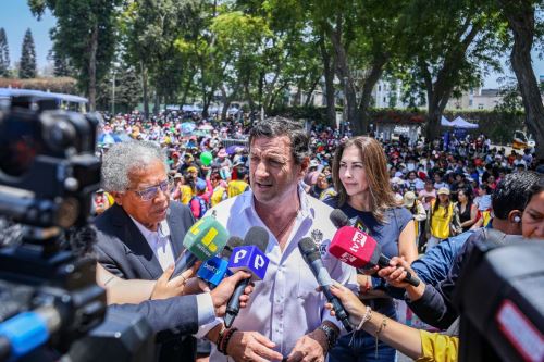 En declaraciones a la prensa tras participar en la “Navidad del Niño Limeño” en el Circuito Mágico del Agua, el burgoamestre se refirió a la labor de los fiscalizadores en los conglomerados de Mesa Redonda y el Mercado Central.  Dijo que la Municipalidad está haciendo todos los esfuerzos para recuperar espacios públicos y retomar el principio de autoridad, siempre con buenas formas y con maneras adecuadas de ejercer ese rol.