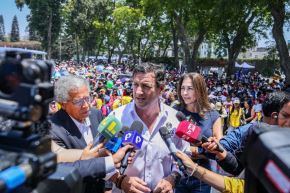En declaraciones a la prensa tras participar en la “Navidad del Niño Limeño” en el Circuito Mágico del Agua, el burgoamestre se refirió a la labor de los fiscalizadores en los conglomerados de Mesa Redonda y el Mercado Central.  Dijo que la Municipalidad está haciendo todos los esfuerzos para recuperar espacios públicos y retomar el principio de autoridad, siempre con buenas formas y con maneras adecuadas de ejercer ese rol.