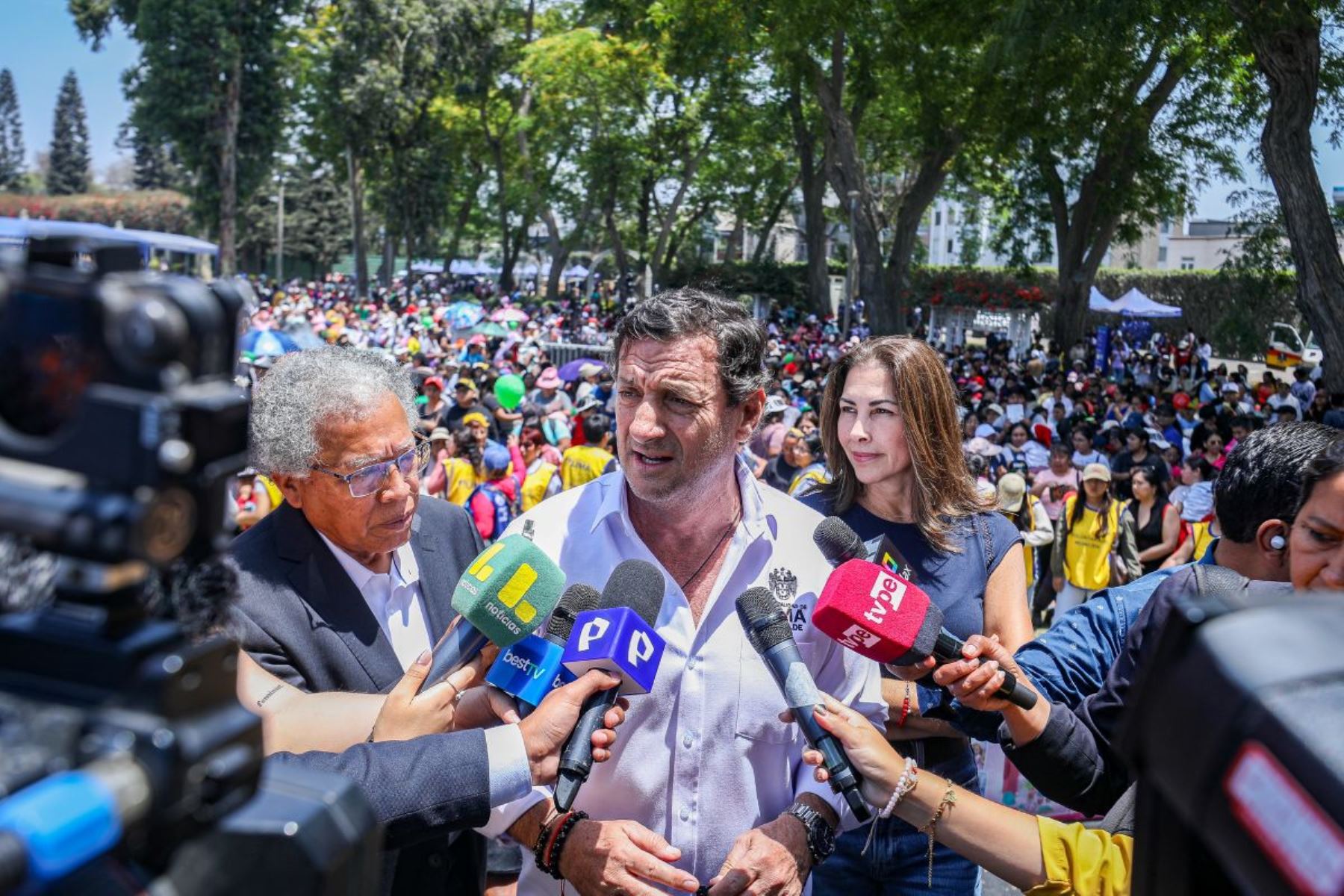 En declaraciones a la prensa tras participar en la “Navidad del Niño Limeño” en el Circuito Mágico del Agua, el burgoamestre se refirió a la labor de los fiscalizadores en los conglomerados de Mesa Redonda y el Mercado Central.  Dijo que la Municipalidad está haciendo todos los esfuerzos para recuperar espacios públicos y retomar el principio de autoridad, siempre con buenas formas y con maneras adecuadas de ejercer ese rol.