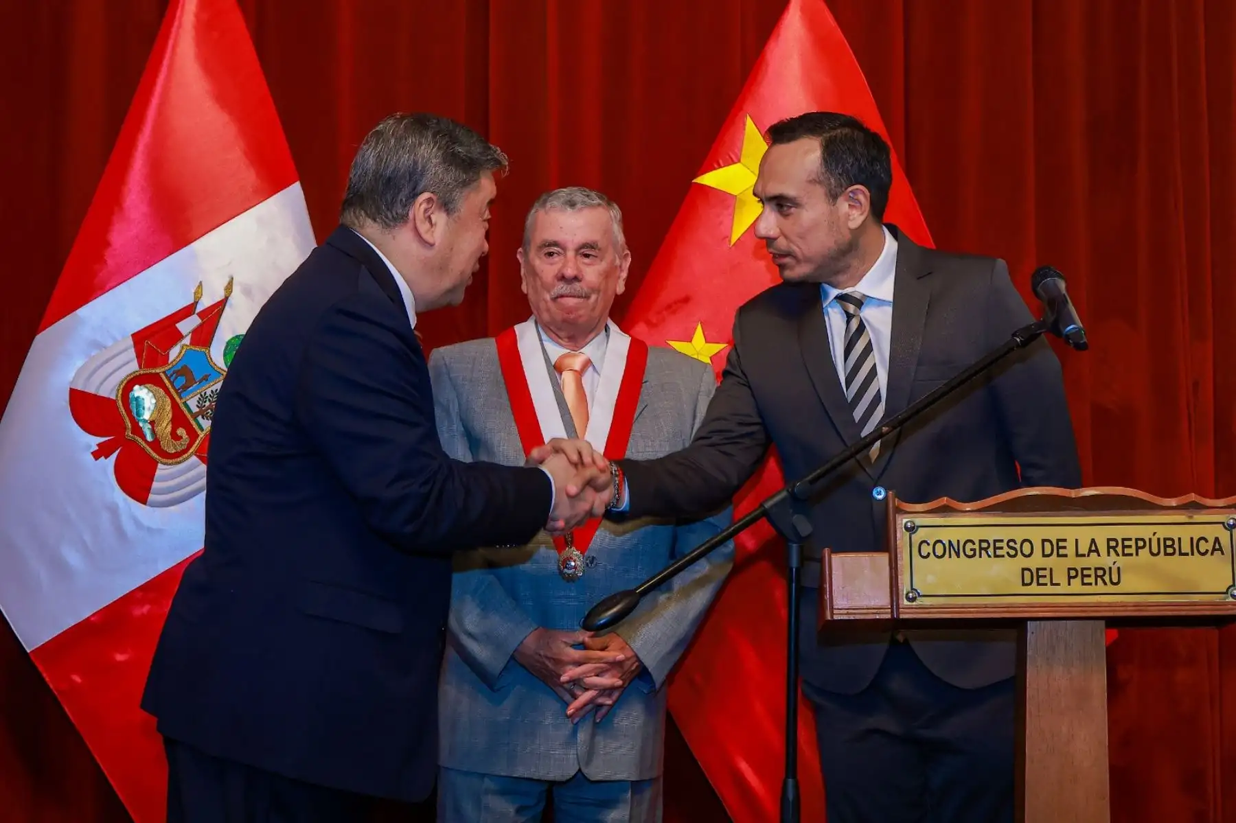 El presidente de la República, José Jerí Oré, estuvo presente en la ceremonia de condecoración al señor Song Yang, Embajador Extraordinario y Plenipotenciario de la República Popular China, en reconocimiento a su labor diplomática y al fortalecimiento de las relaciones bilaterales entre ambos países. Foto: ANDINA/Prensa Presidencia