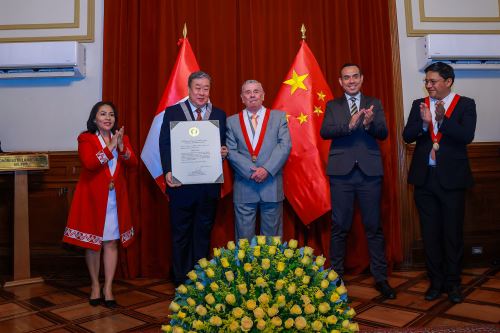 Presidente  José Jerí  presente en la ceremonia de condecoración al Embajador Extraordinario y Plenipotenciario de la República Popular China