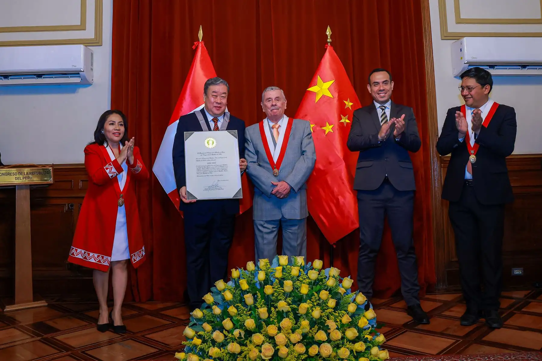 El presidente de la República, José Jerí Oré, estuvo presente en la ceremonia de condecoración al señor Song Yang, Embajador Extraordinario y Plenipotenciario de la República Popular China, en reconocimiento a su labor diplomática y al fortalecimiento de las relaciones bilaterales entre ambos países. Foto: ANDINA/Prensa Presidencia