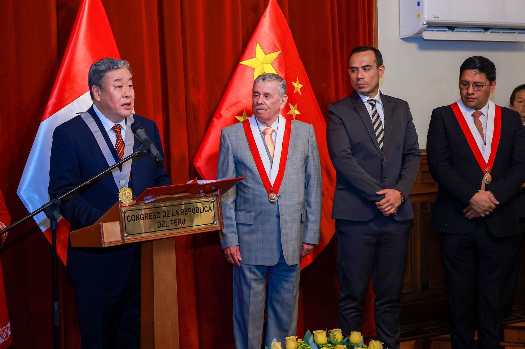El presidente de la República, José Jerí Oré, estuvo presente en la ceremonia de condecoración al señor Song Yang, Embajador Extraordinario y Plenipotenciario de la República Popular China, en reconocimiento a su labor diplomática y al fortalecimiento de las relaciones bilaterales entre ambos países. Foto: ANDINA/Prensa Presidencia