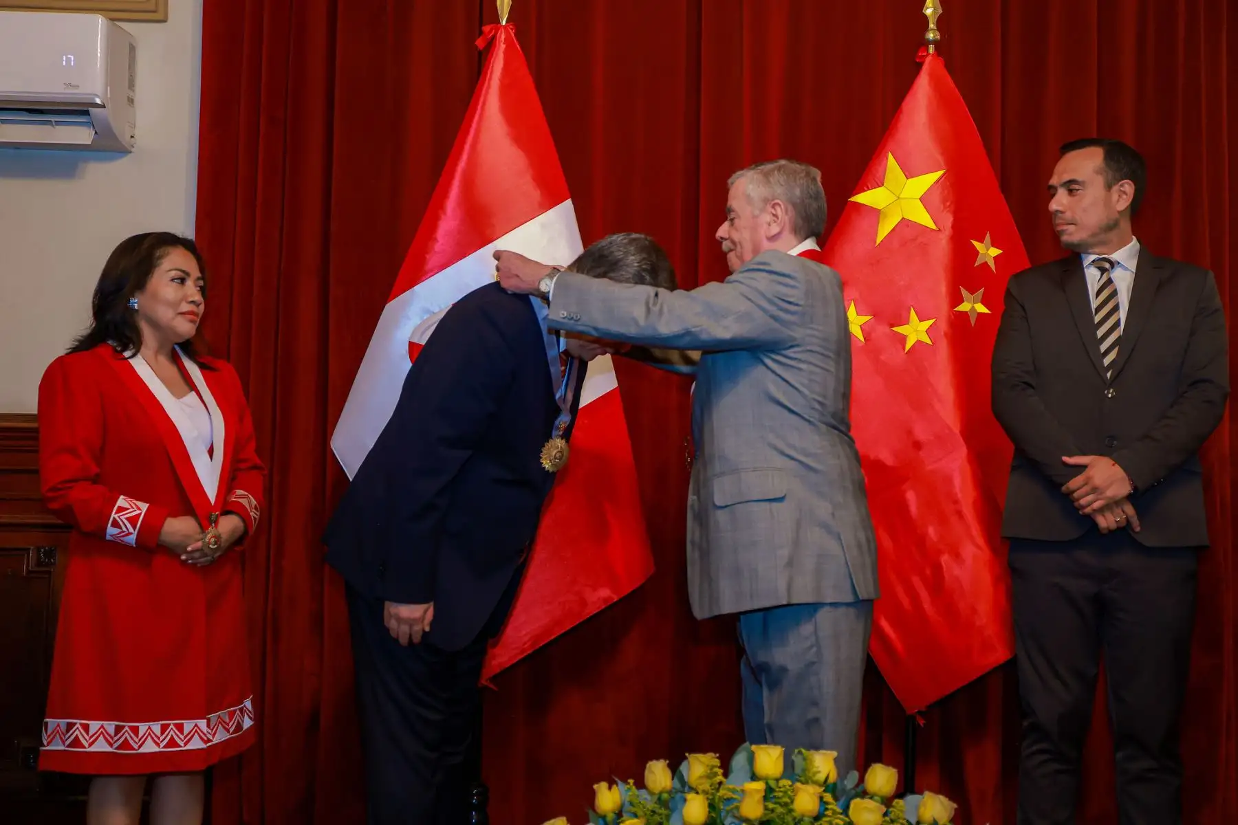 El presidente de la República, José Jerí Oré, estuvo presente en la ceremonia de condecoración al señor Song Yang, Embajador Extraordinario y Plenipotenciario de la República Popular China, en reconocimiento a su labor diplomática y al fortalecimiento de las relaciones bilaterales entre ambos países. Foto: ANDINA/Prensa Presidencia