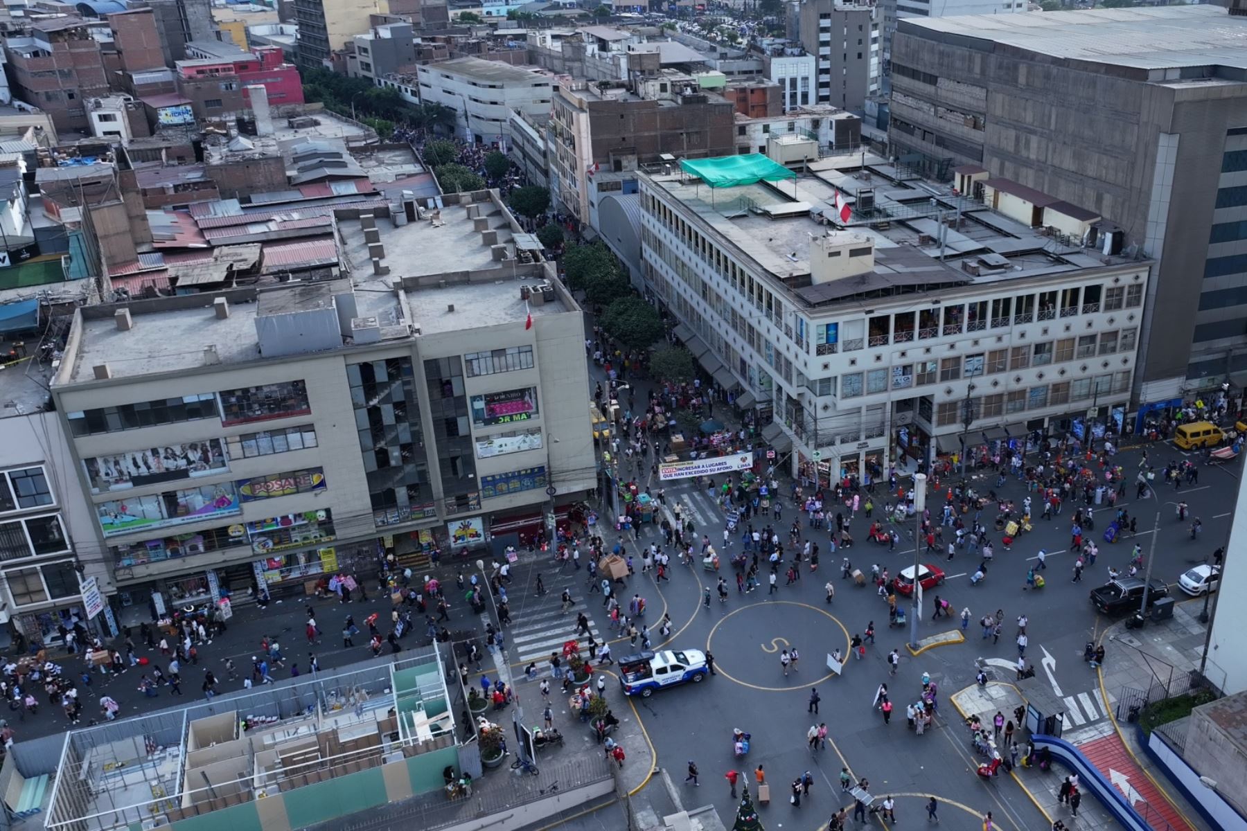 En un recorrido por Mesa Redonda, previo a las fiestas de fin de año, se pudo observar que la mayor afluencia de personas ocurre entre las 12 p. m. y las 2 p. m. y entre las 6 p. m. y 8 p. m.   Foto: ANDINA/Lenin Lobatón