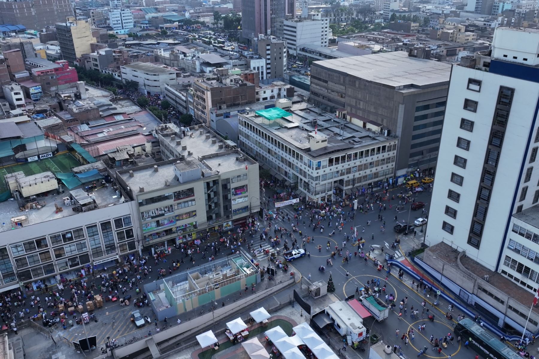 Ocho galerías han sido clausuradas por desacato, principalmente por almacenamiento indebido en pisos superiores y pasadizos, una práctica prohibida por ordenanza municipal.  Foto: ANDINA/Lenin Lobatón