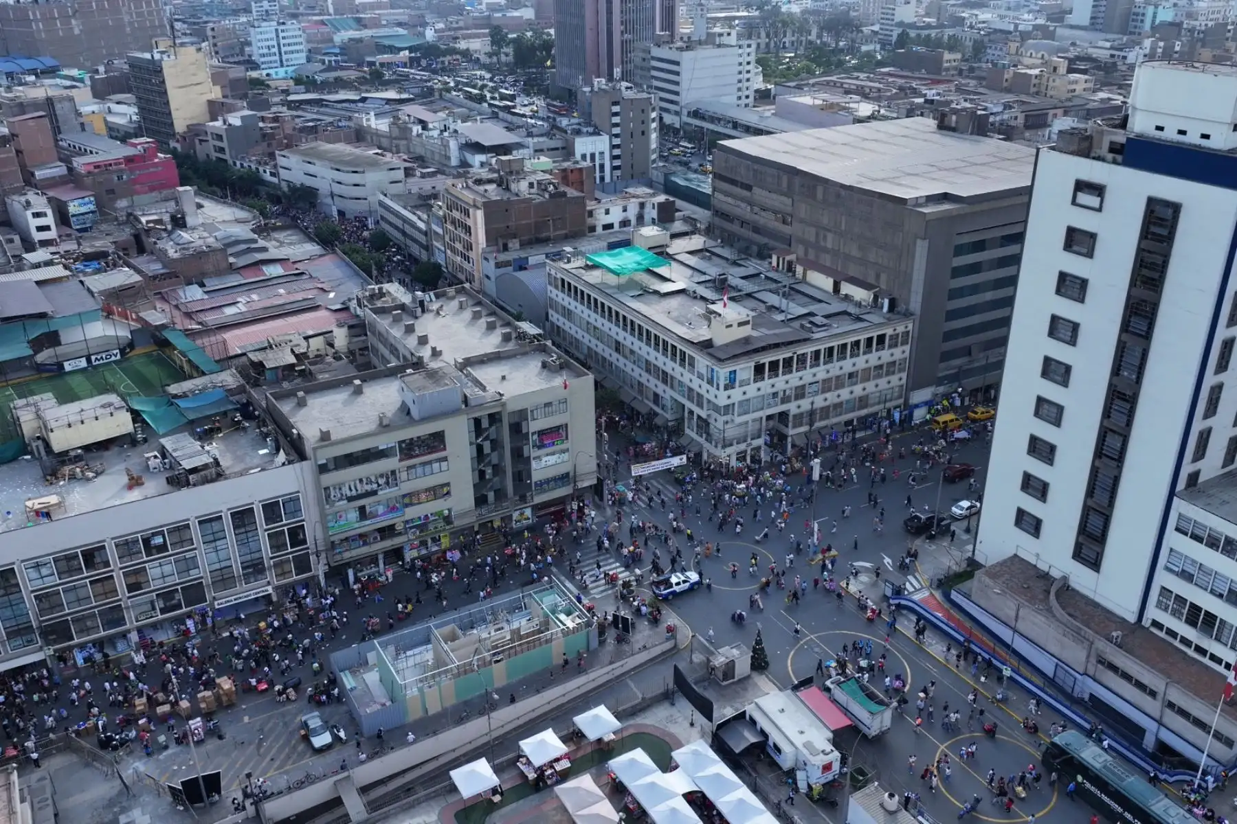Ocho galerías han sido clausuradas por desacato, principalmente por almacenamiento indebido en pisos superiores y pasadizos, una práctica prohibida por ordenanza municipal.  Foto: ANDINA/Lenin Lobatón
