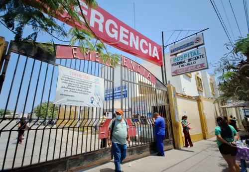 El director del Hospital Regional Docente de Trujillo, Augusto Salazar, informó que en la próximas 72 horas podrían ser dados de alta los cinco niños heridos que fueron internados en el nosocomio, tras la balacera en medio de una chocolatada donde murió la regidora de Chicama, Elena Rojas. ANDINA/Difusión