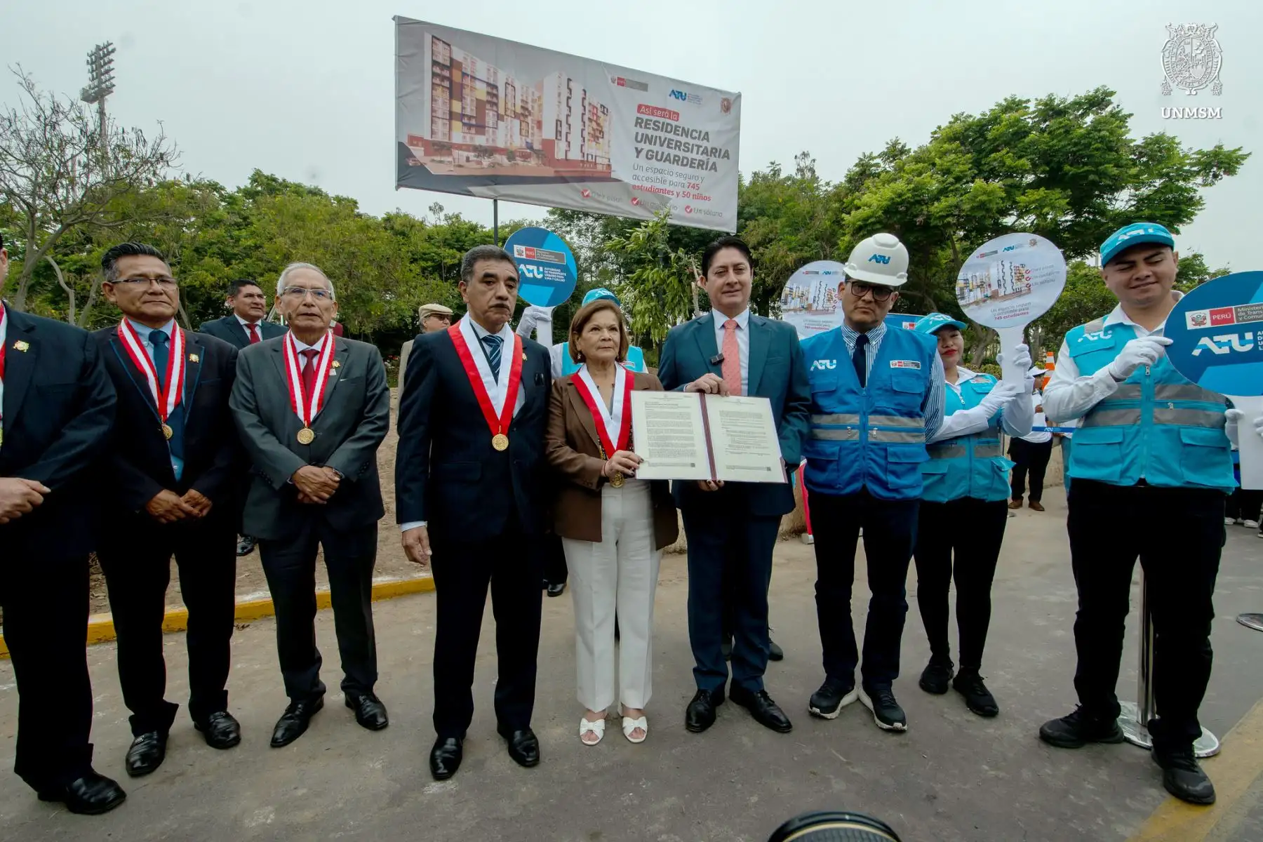 En el marco de un trabajo articulado entre la Universidad Nacional Mayor de San Marcos (UNMSM), el Ministerio de Transportes y Comunicaciones (MTC) y la Autoridad de Transporte Urbano para Lima y Callao (ATU), la Decana de América entregó a ATU un terreno de aproximadamente tres mil metros destinado a la construcción de la futura Residencia Universitaria y Guardería en la Ciudad Universitaria, un proyecto largamente esperado que beneficiará de manera directa a estudiantes y familias sanmarquinas. Foto: ANDI