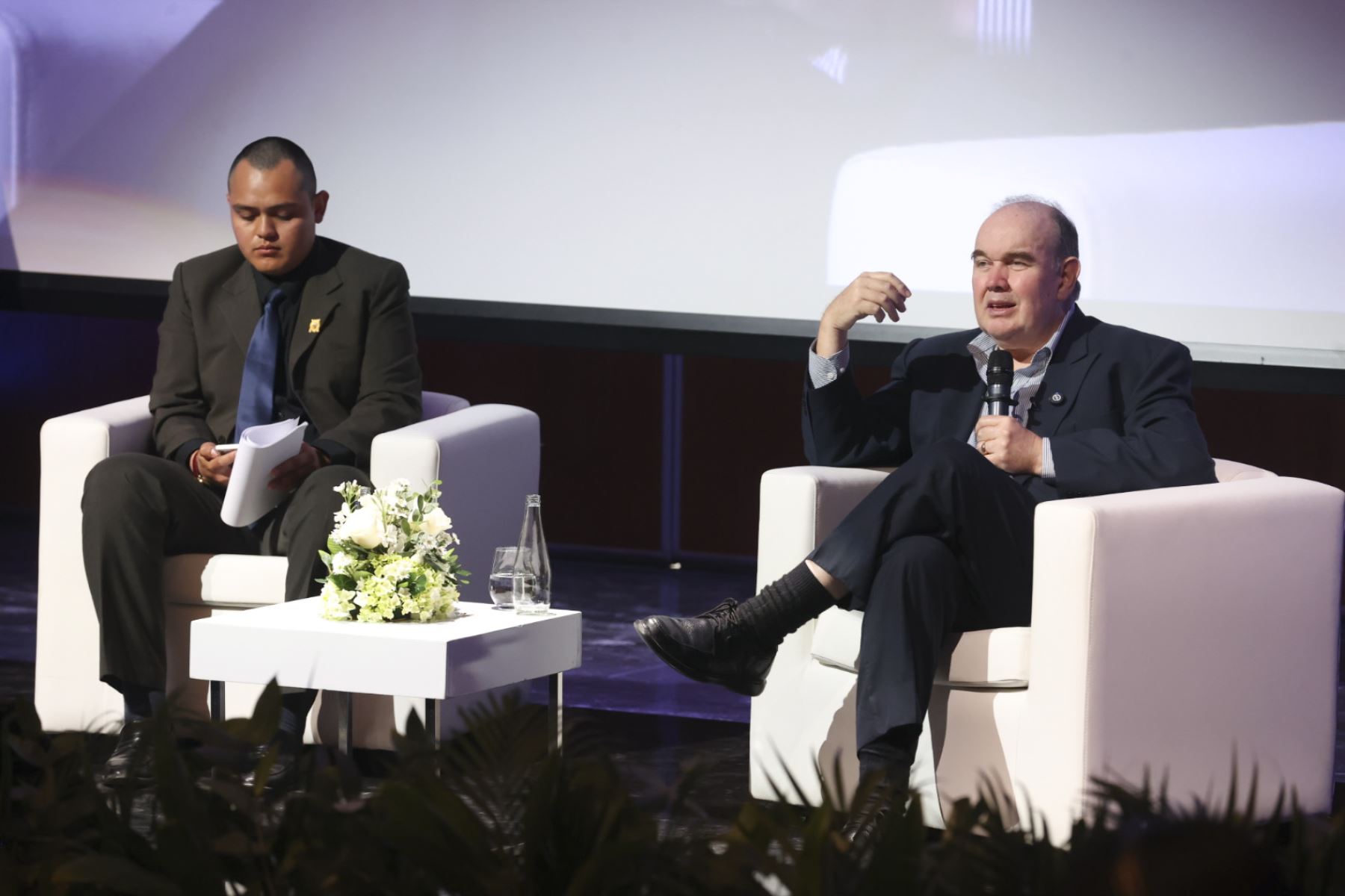 El candidato a la presidencia por Renovación Popular, Rafael López Aliaga, expuso sus propuestas ante los estudiantes de distintas universidades congregados en el foro “Rumbo al 2026: Análisis de los partidos políticos del Perú” en el auditorio del campus norte de la Universidad Científica del Sur. Foto: ANDINA/Juan Carlos Guzmán