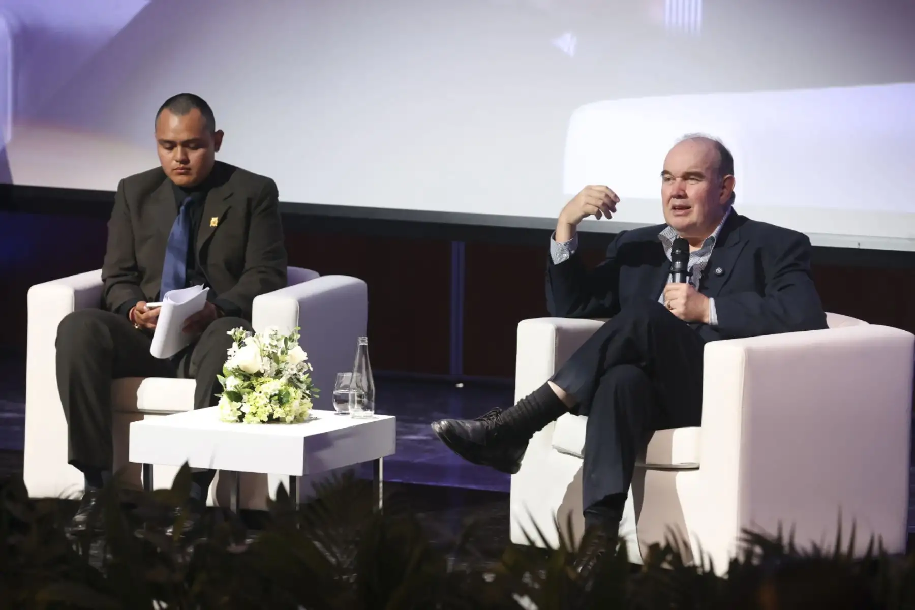 El candidato a la presidencia por Renovación Popular, Rafael López Aliaga, expuso sus propuestas ante los estudiantes de distintas universidades congregados en el foro “Rumbo al 2026: Análisis de los partidos políticos del Perú” en el auditorio del campus norte de la Universidad Científica del Sur. Foto: ANDINA/Juan Carlos Guzmán