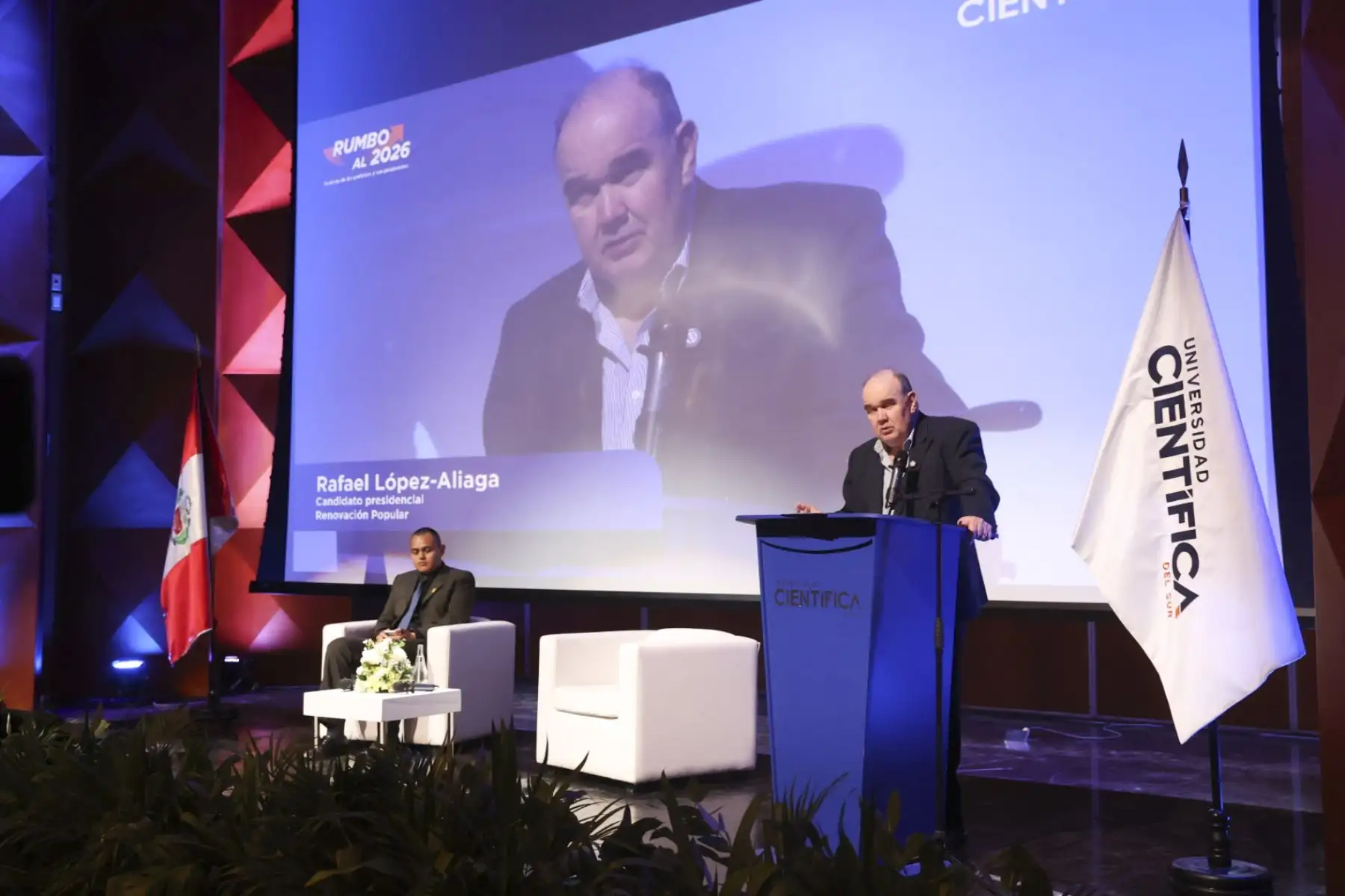 El candidato a la presidencia por Renovación Popular, Rafael López Aliaga, expuso sus propuestas ante los estudiantes de distintas universidades congregados en el foro “Rumbo al 2026: Análisis de los partidos políticos del Perú” en el auditorio del campus norte de la Universidad Científica del Sur. Foto: ANDINA/Juan Carlos Guzmán