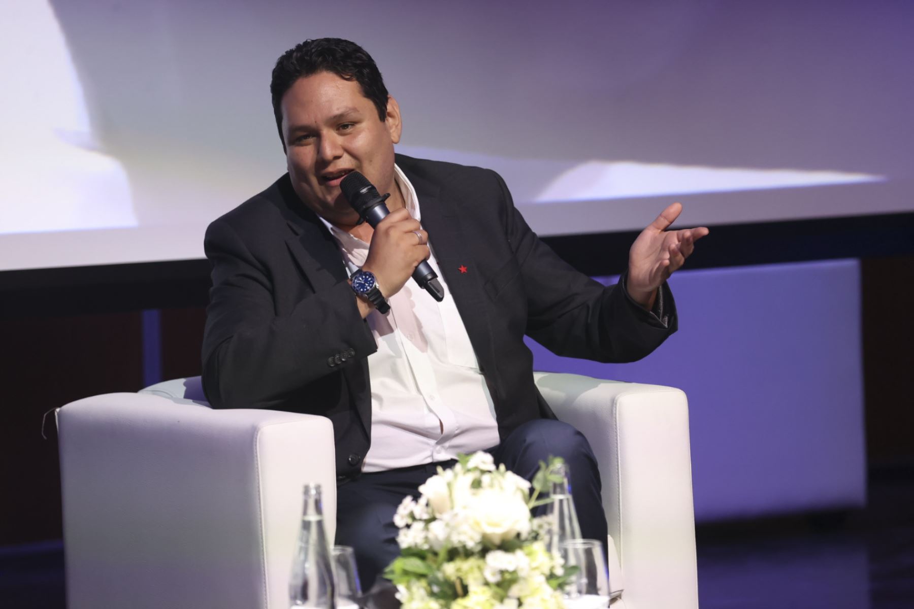 El candidato a la presidencia por el Apra, Enrique Valderrama, expuso sus propuestas ante los estudiantes de distintas universidades congregados en el foro “Rumbo al 2026: Análisis de los partidos políticos del Perú” en el auditorio del campus norte de la Universidad Científica del Sur. Foto: ANDINA/Juan Carlos Guzmán