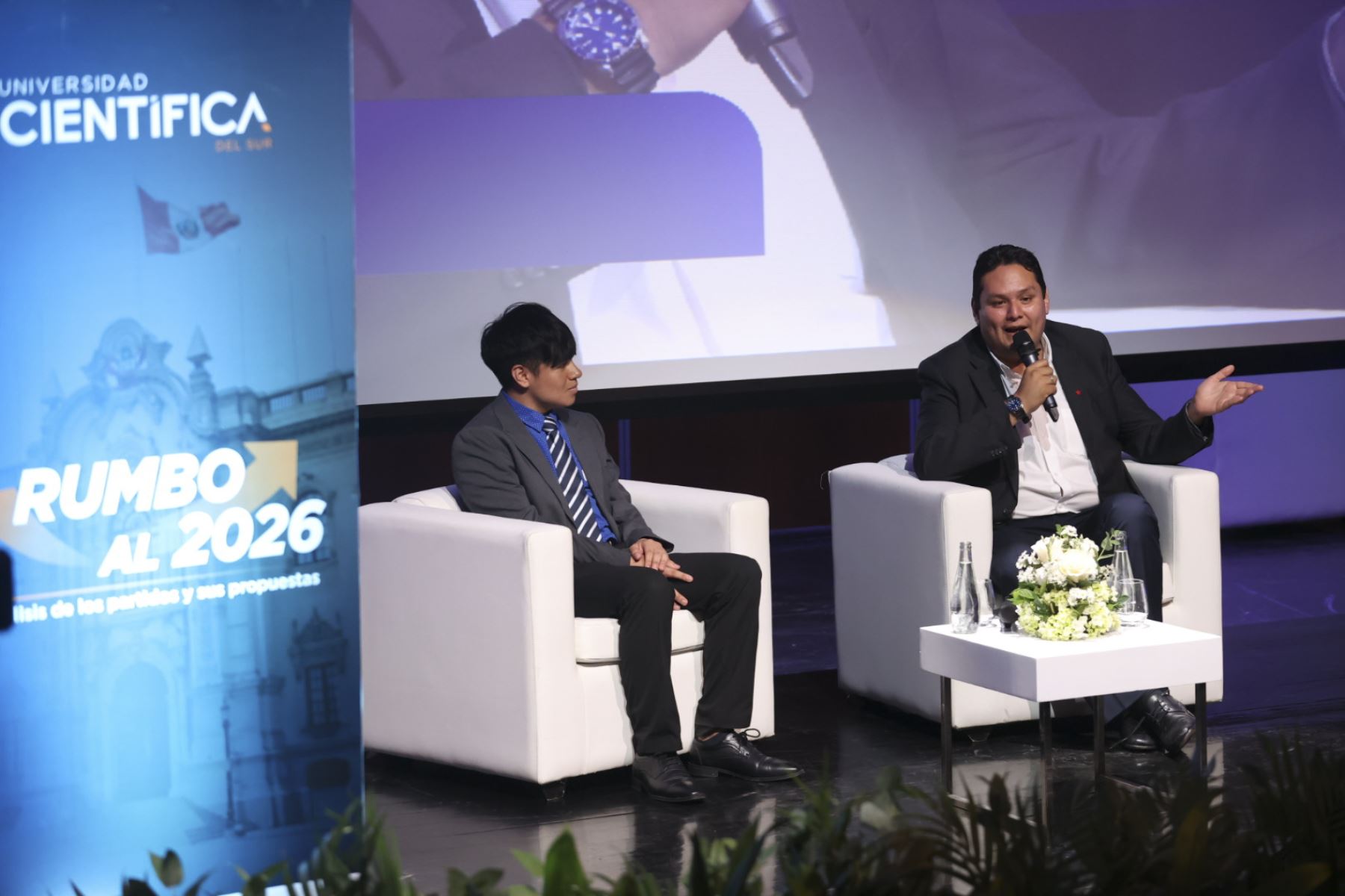 El candidato a la presidencia por el Apra, Enrique Valderrama, expuso sus propuestas ante los estudiantes de distintas universidades congregados en el foro “Rumbo al 2026: Análisis de los partidos políticos del Perú” en el auditorio del campus norte de la Universidad Científica del Sur. Foto: ANDINA/Juan Carlos Guzmán