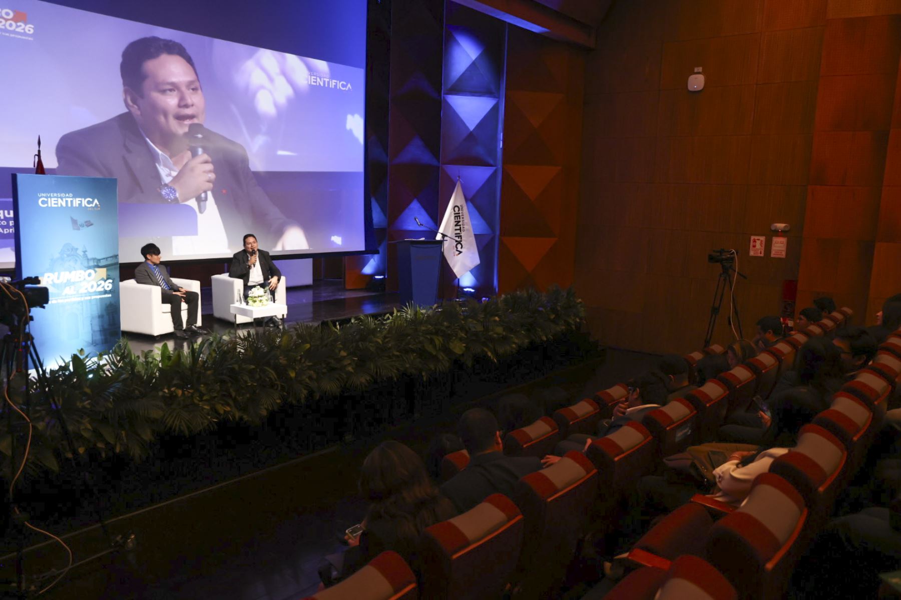 El candidato a la presidencia por el Apra, Enrique Valderrama, expuso sus propuestas ante los estudiantes de distintas universidades congregados en el foro “Rumbo al 2026: Análisis de los partidos políticos del Perú” en el auditorio del campus norte de la Universidad Científica del Sur. Foto: ANDINA/Juan Carlos Guzmán