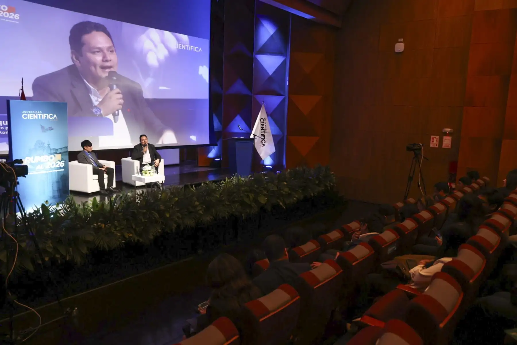 El candidato a la presidencia por el Apra, Enrique Valderrama, expuso sus propuestas ante los estudiantes de distintas universidades congregados en el foro “Rumbo al 2026: Análisis de los partidos políticos del Perú” en el auditorio del campus norte de la Universidad Científica del Sur. Foto: ANDINA/Juan Carlos Guzmán