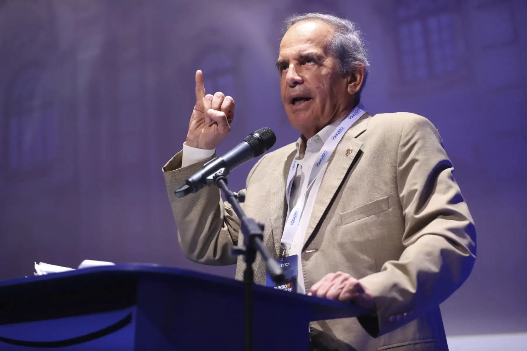 El candidato a la presidencia por la alianza política Unidad Nacional, Roberto Chiabra, expuso sus propuestas ante los estudiantes de distintas universidades congregados en el foro “Rumbo al 2026: Análisis de los partidos políticos del Perú” en el auditorio del campus norte de la Universidad Científica del Sur. Foto: ANDINA/Juan Carlos Guzmán