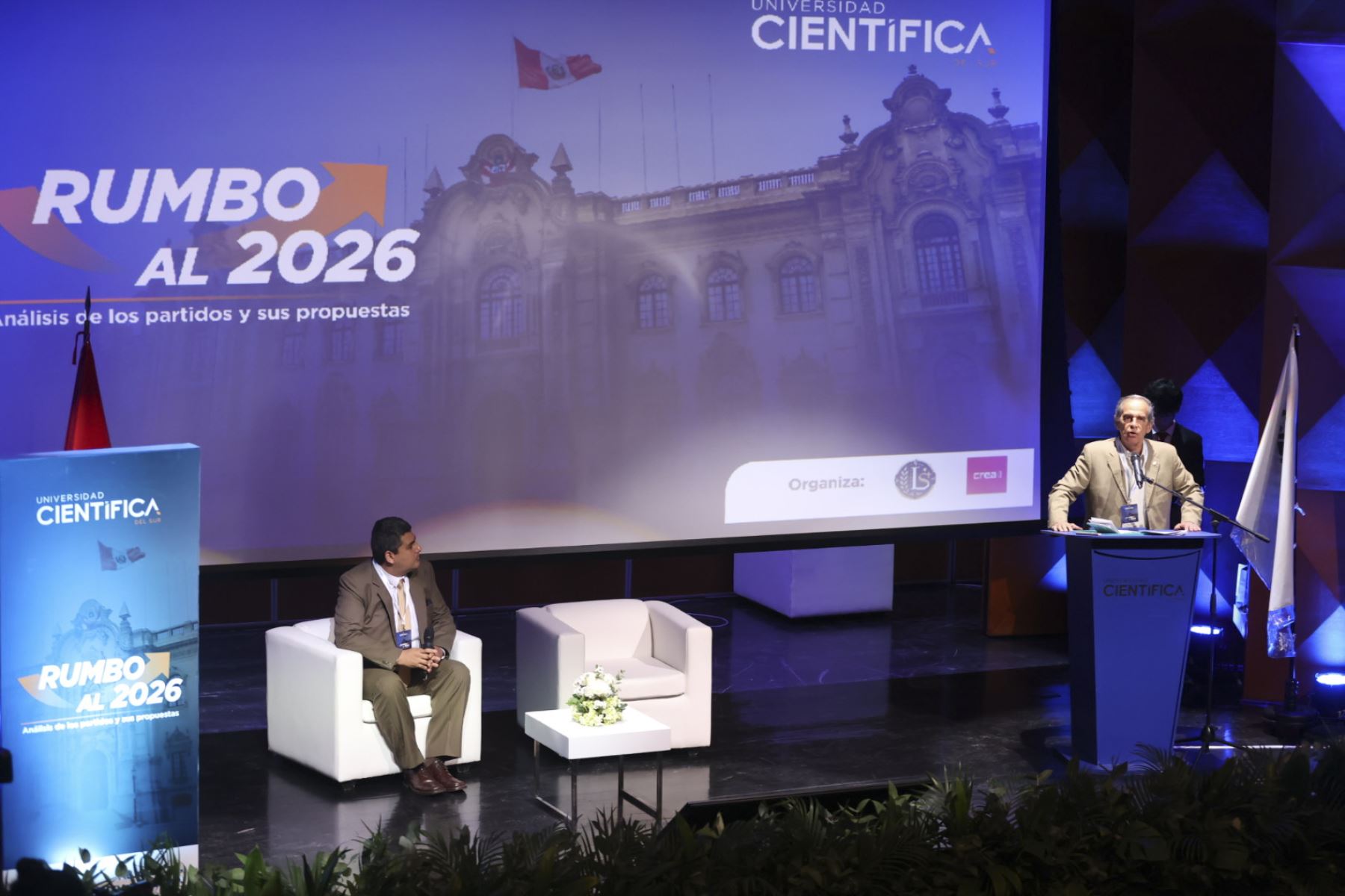 El candidato a la presidencia por la alianza política Unidad Nacional, Roberto Chiabra, expuso sus propuestas ante los estudiantes de distintas universidades congregados en el foro “Rumbo al 2026: Análisis de los partidos políticos del Perú” en el auditorio del campus norte de la Universidad Científica del Sur. Foto: ANDINA/Juan Carlos Guzmán