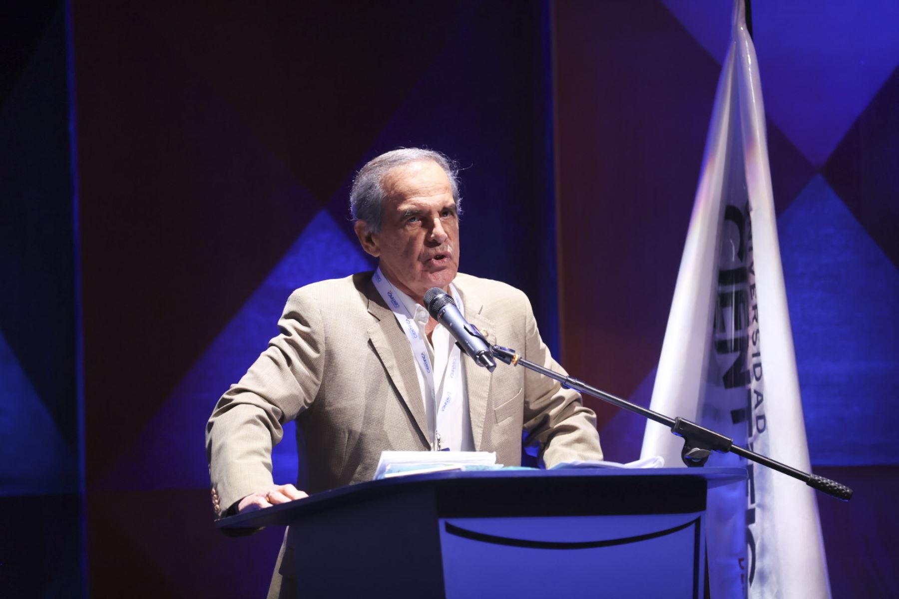 El candidato a la presidencia por la alianza política Unidad Nacional, Roberto Chiabra, expuso sus propuestas ante los estudiantes de distintas universidades congregados en el foro “Rumbo al 2026: Análisis de los partidos políticos del Perú” en el auditorio del campus norte de la Universidad Científica del Sur. Foto: ANDINA/Juan Carlos Guzmán