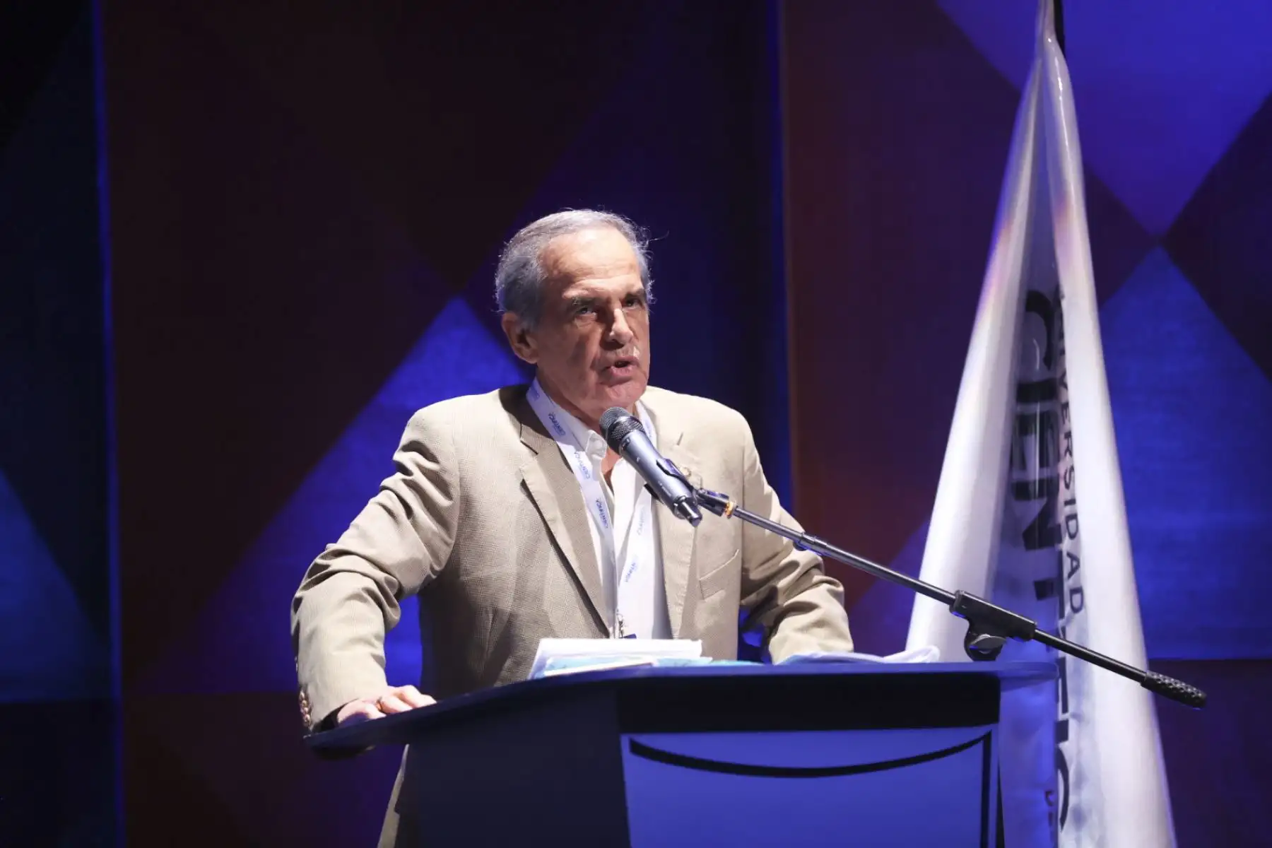 El candidato a la presidencia por la alianza política Unidad Nacional, Roberto Chiabra, expuso sus propuestas ante los estudiantes de distintas universidades congregados en el foro “Rumbo al 2026: Análisis de los partidos políticos del Perú” en el auditorio del campus norte de la Universidad Científica del Sur. Foto: ANDINA/Juan Carlos Guzmán